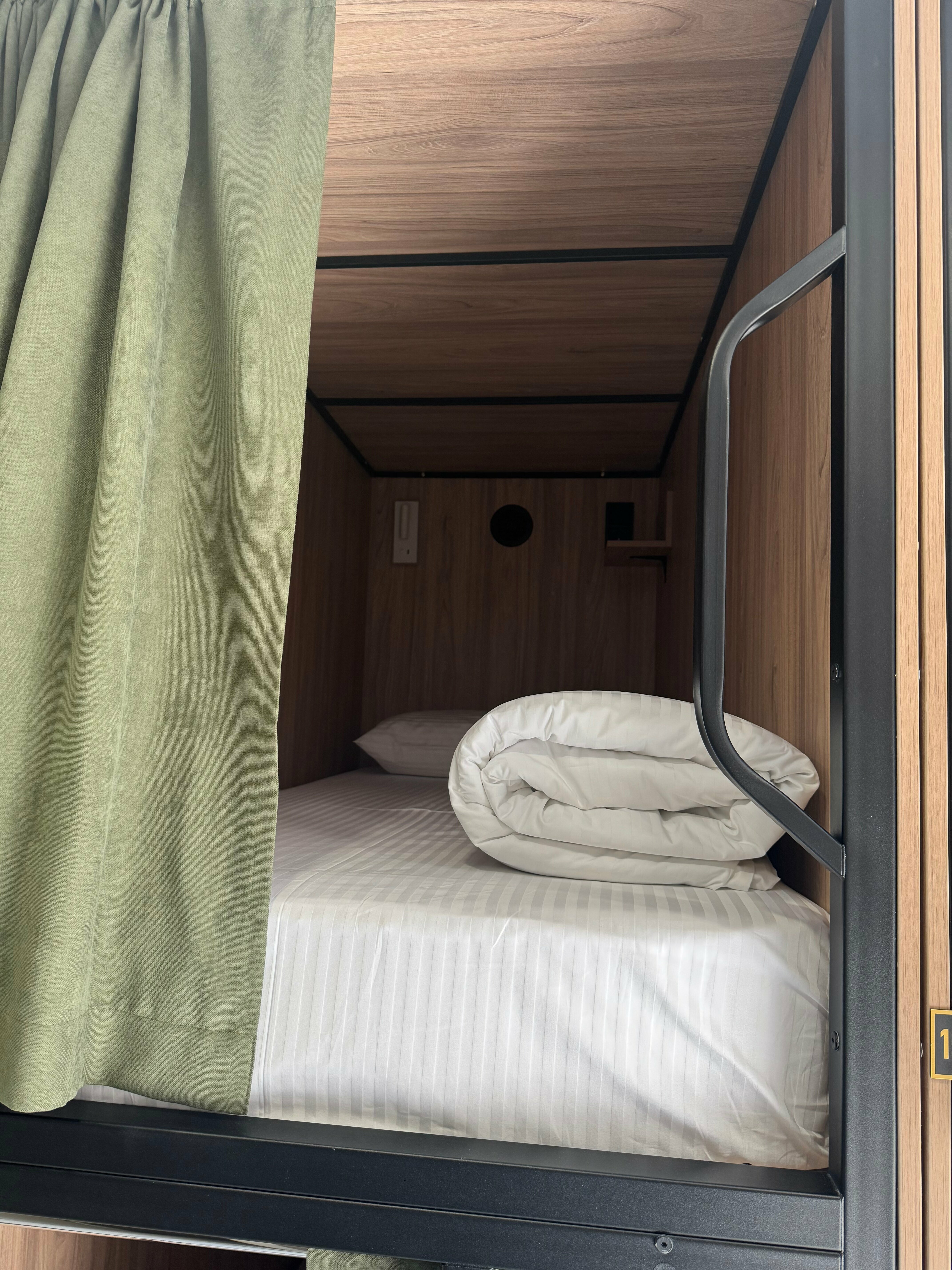 Кровать в общем 8-местном номере