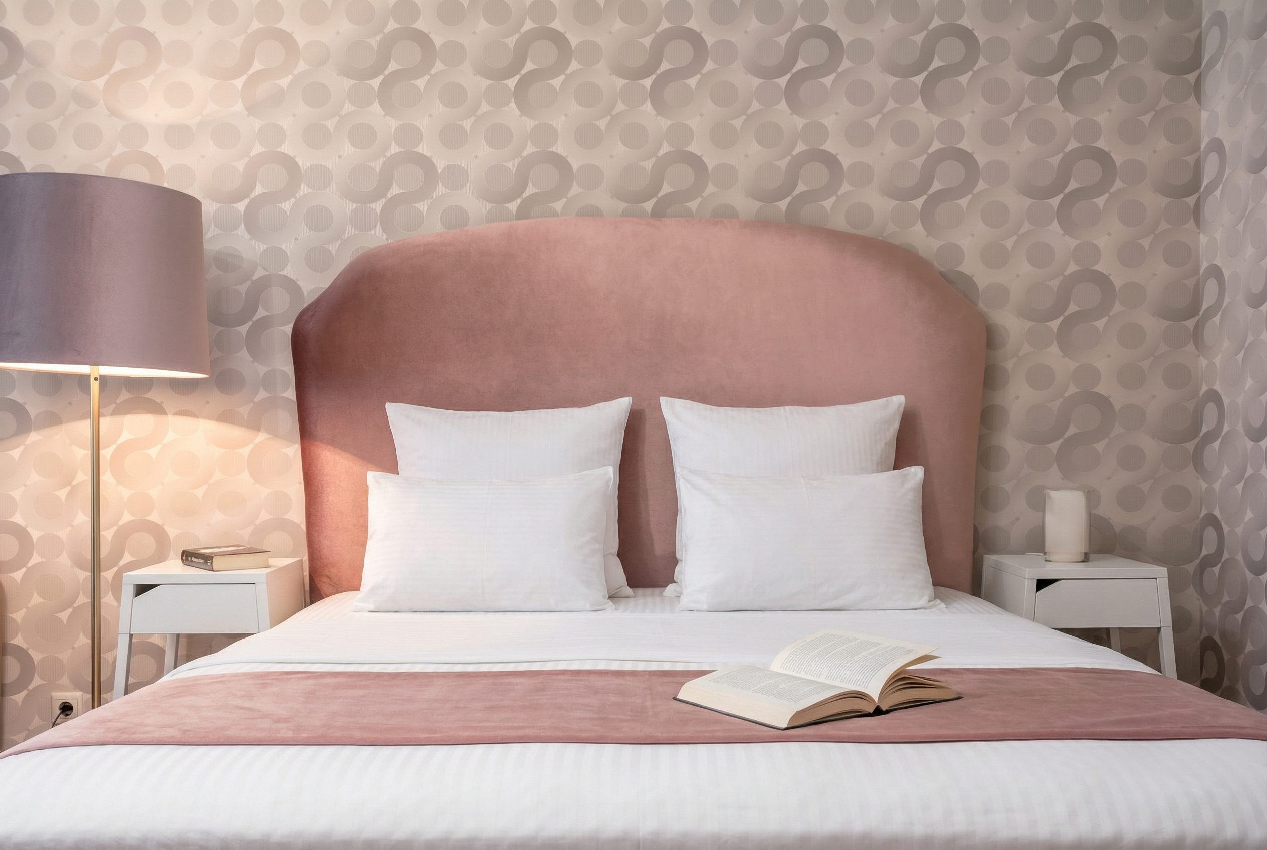 Апартаменты бизнес-класса с кроватью king-size и кухней и балконом (вид на внутренний дворик)