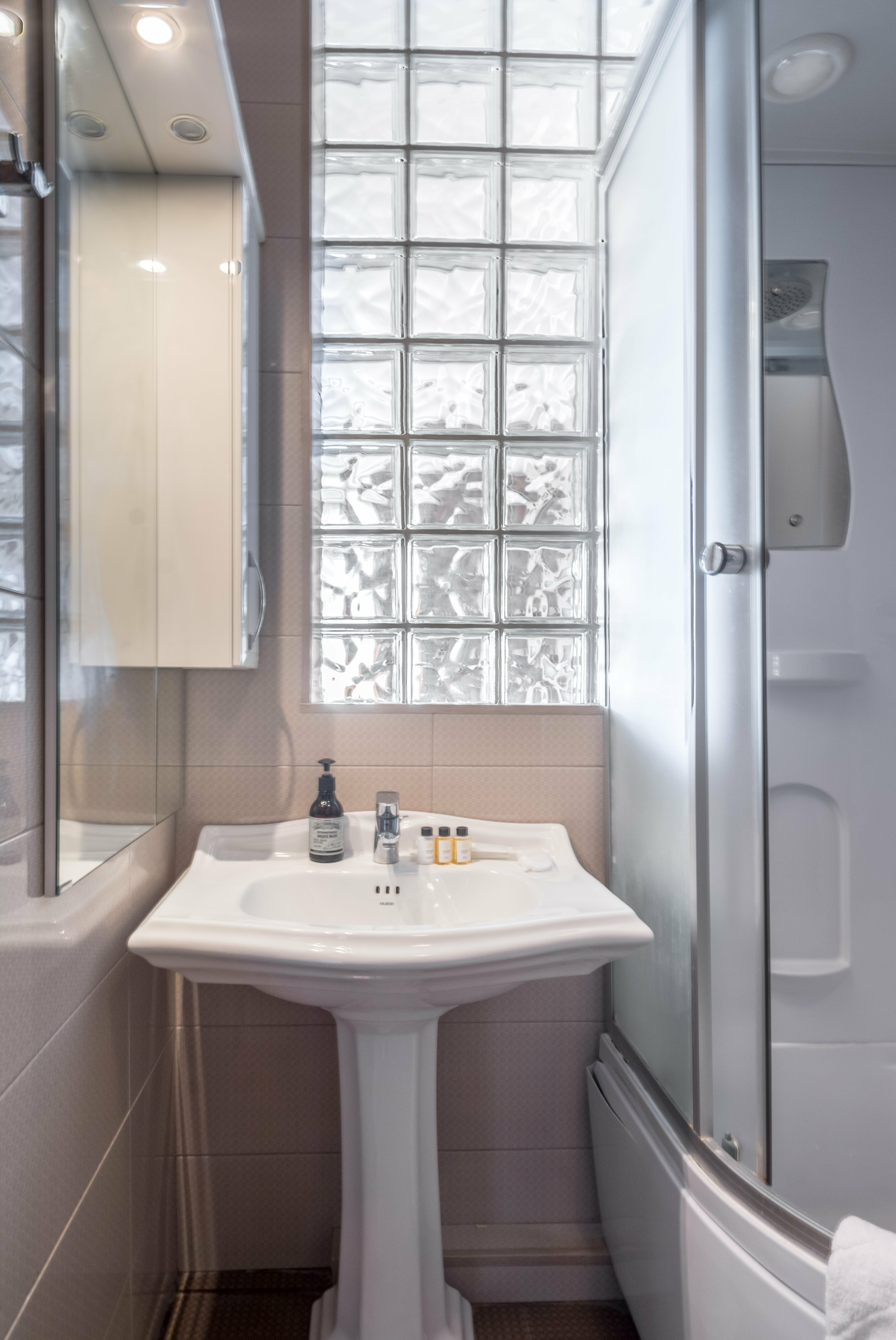 Полулюкс (просторный, с высокими потолками — 3,2 метра)