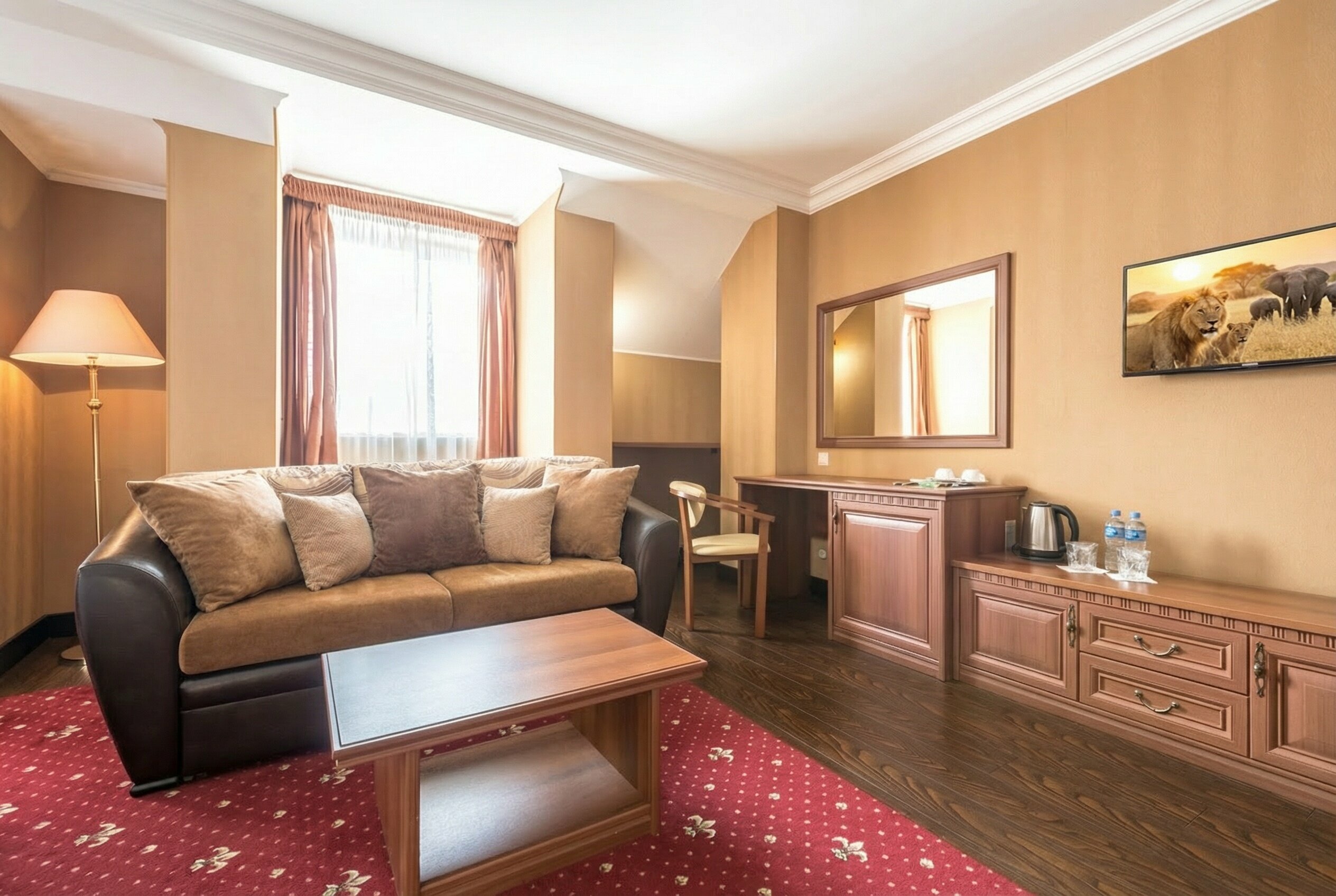 Стандартный номер с потолками 2,7 м и выходом на балкон (пожарная лестница) на мансардном этаже.