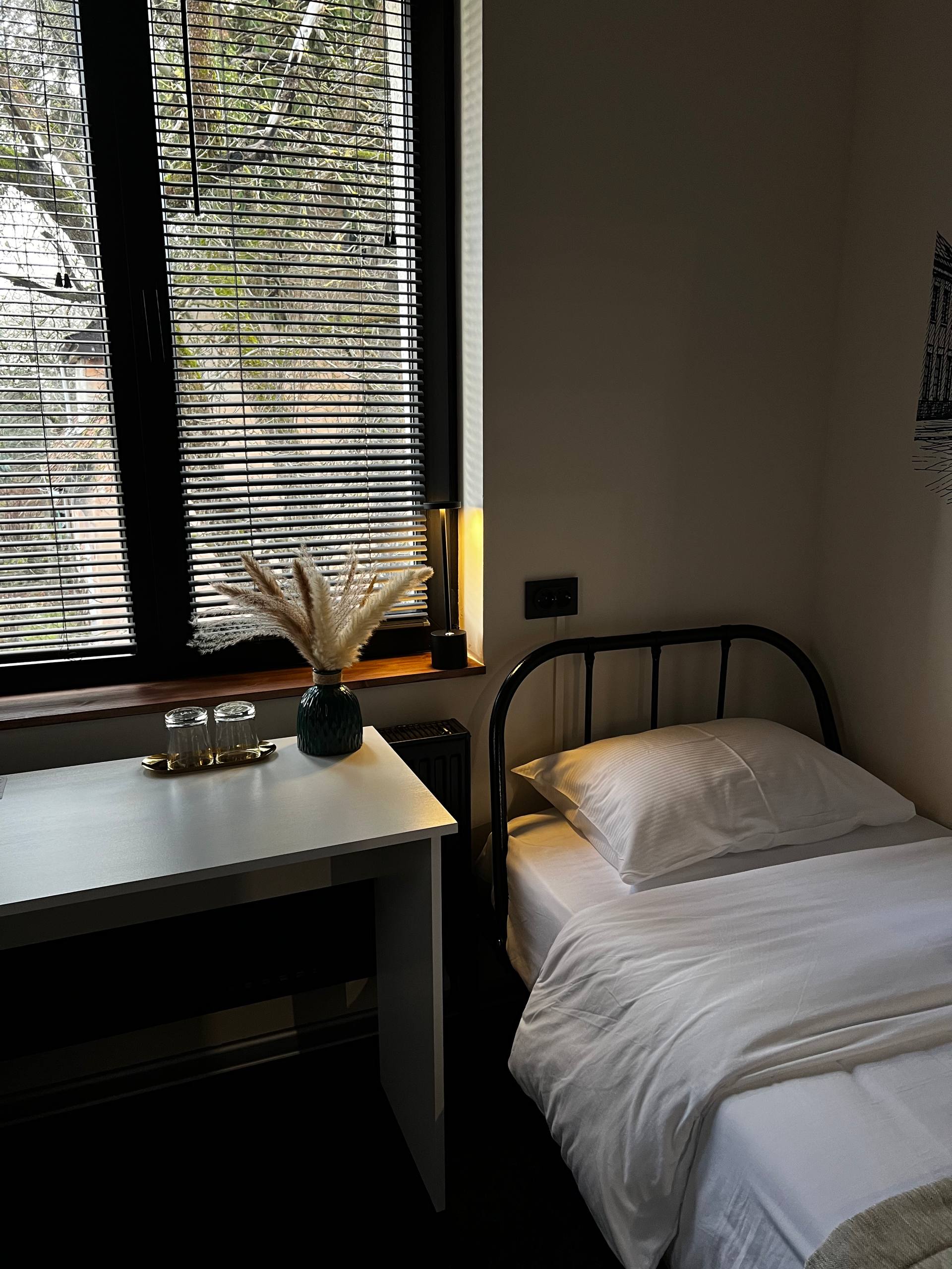 Односпальная кровать в общем номере для женщин