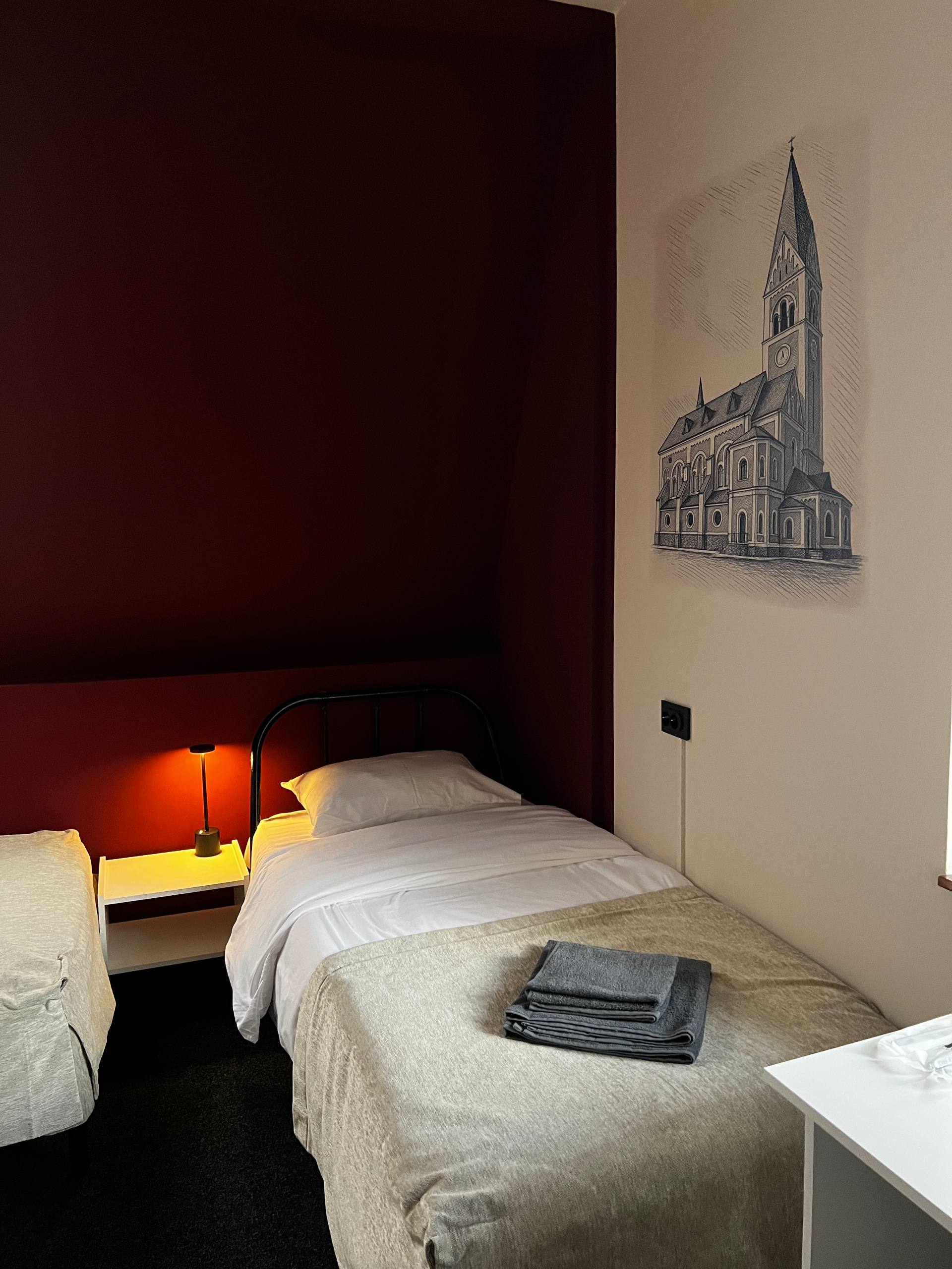 Односпальная кровать в общем номере для женщин