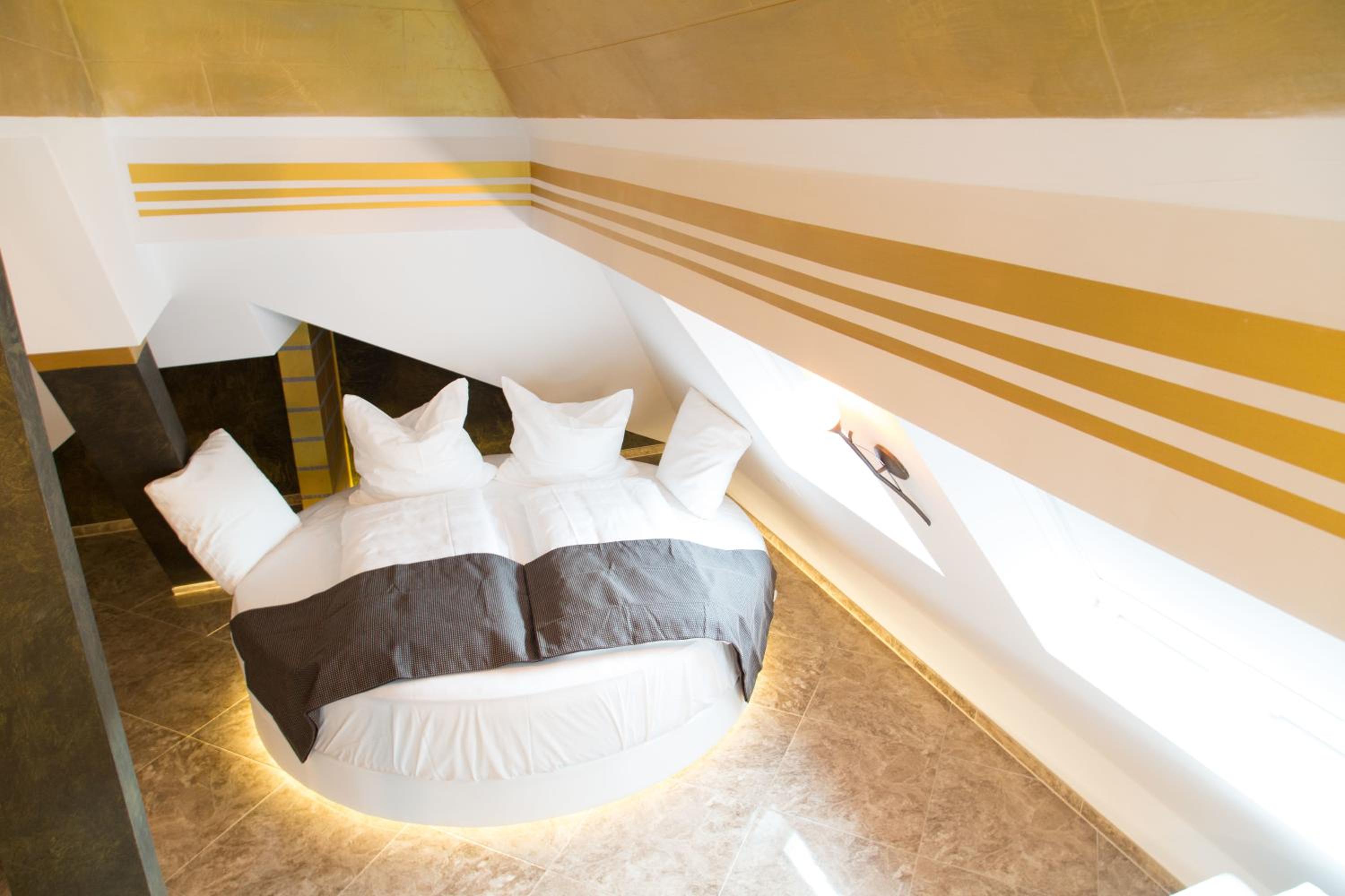 Deluxe Suite with Spa Bath