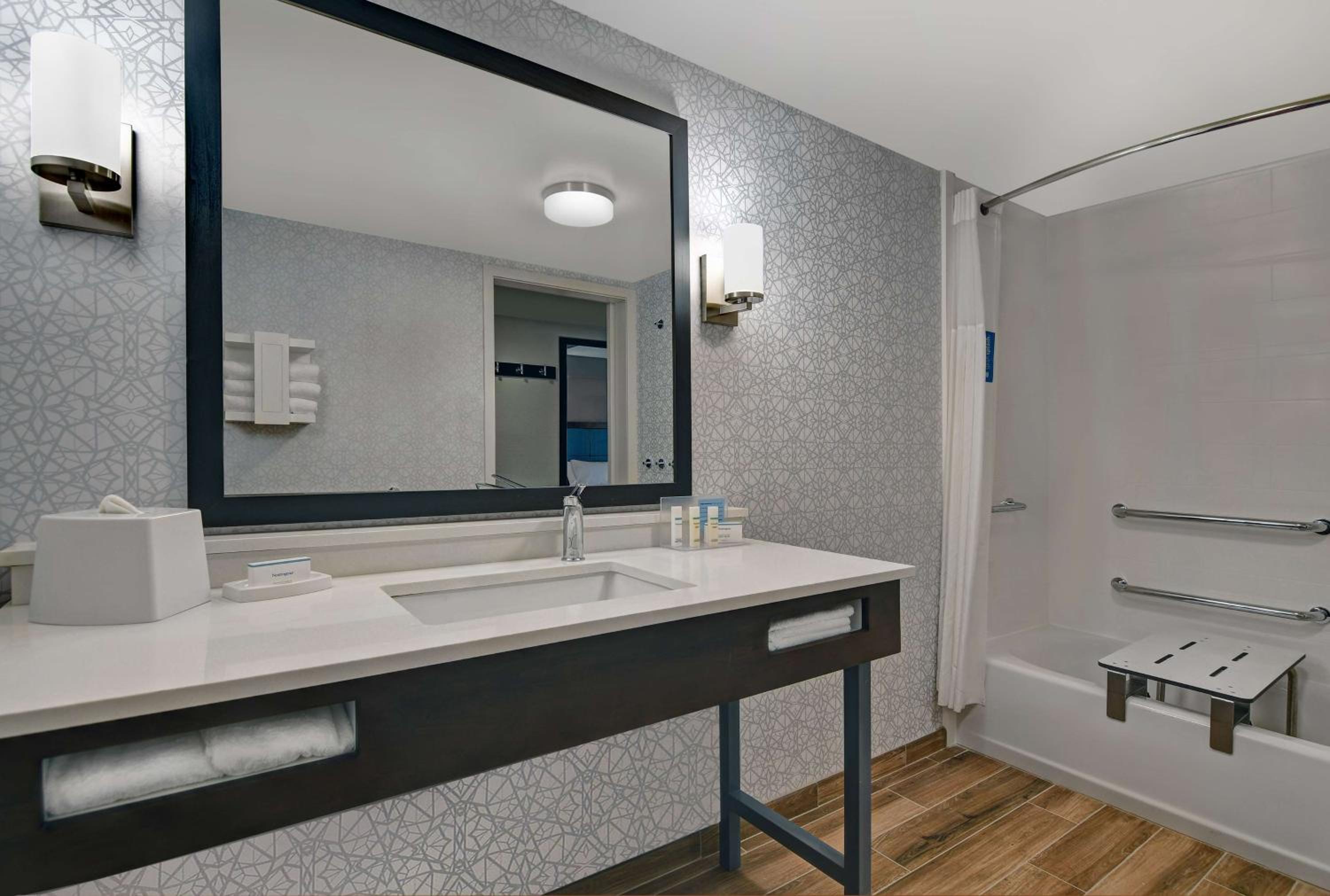 Queen Room with Bath Tub - Disability Access/Non-Smoking 