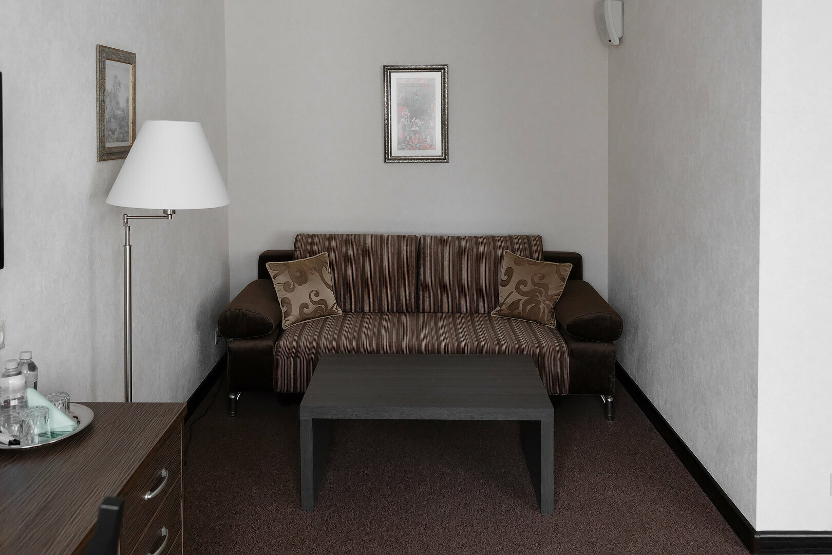 Стандартный номер с 2 односпальными кроватями и диваном