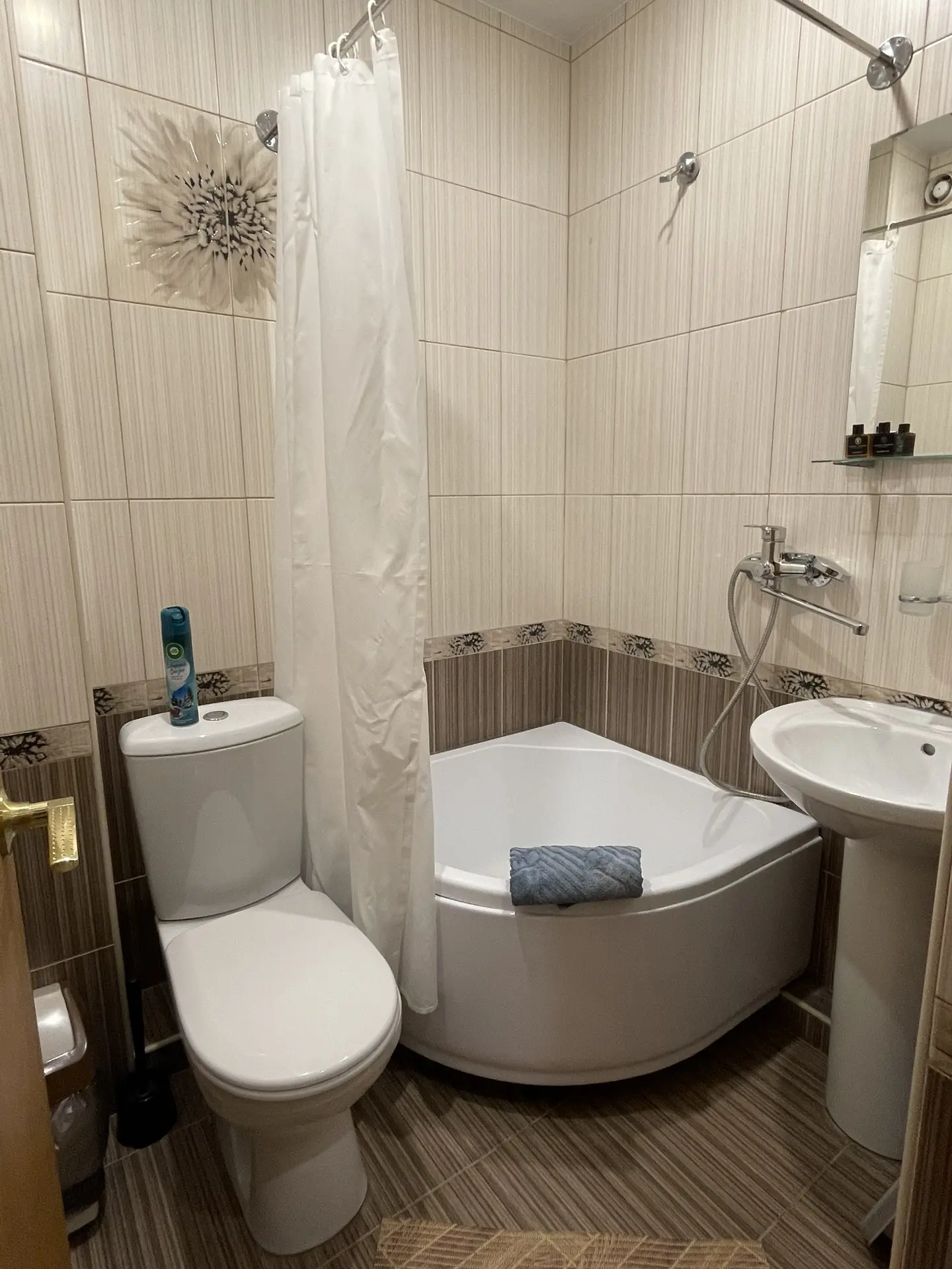 (№24) 2-х местный стандарт с балконом , двуспальная кровать , второй этаж