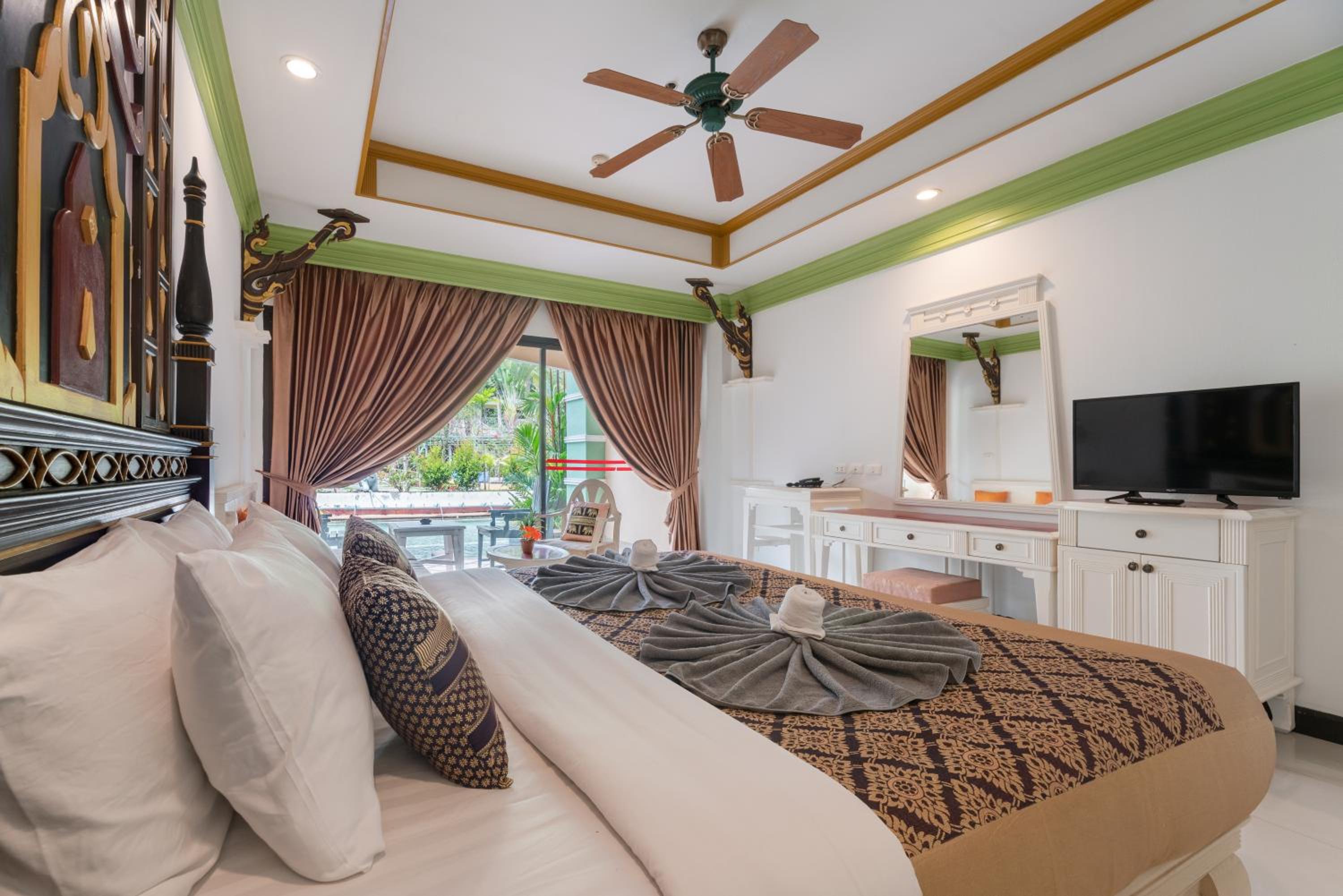 King Suite with Pool View