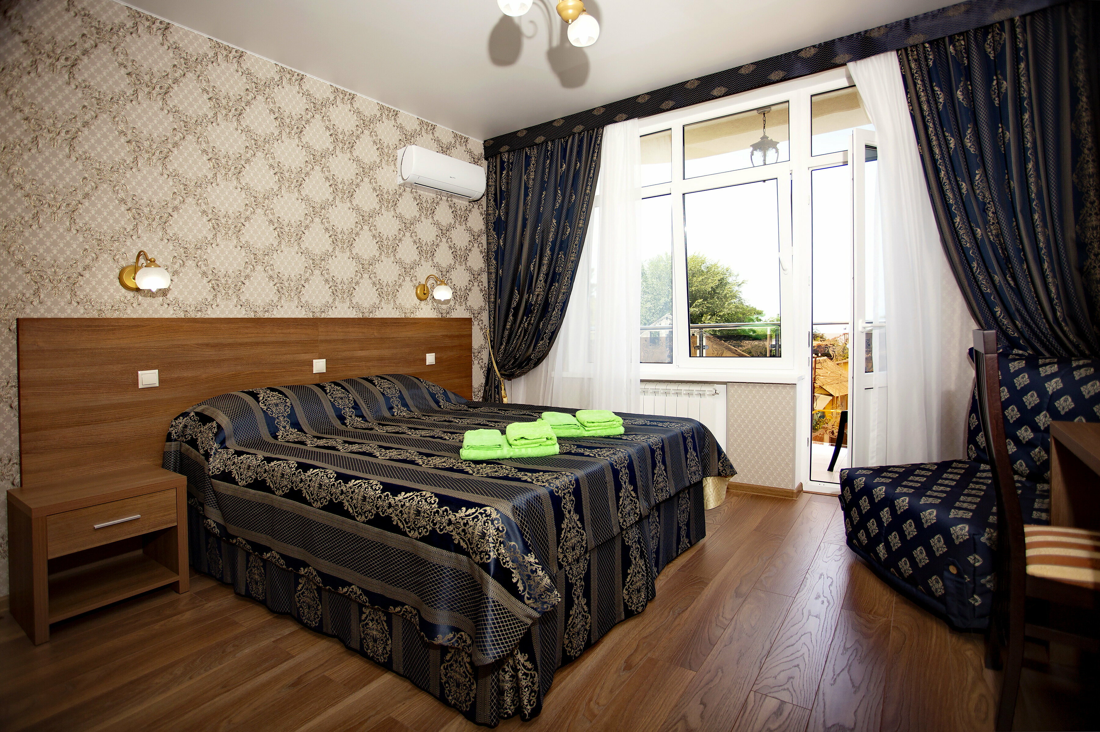 Двухместный номер с двуспальной кроватью и дополнительной кроватью