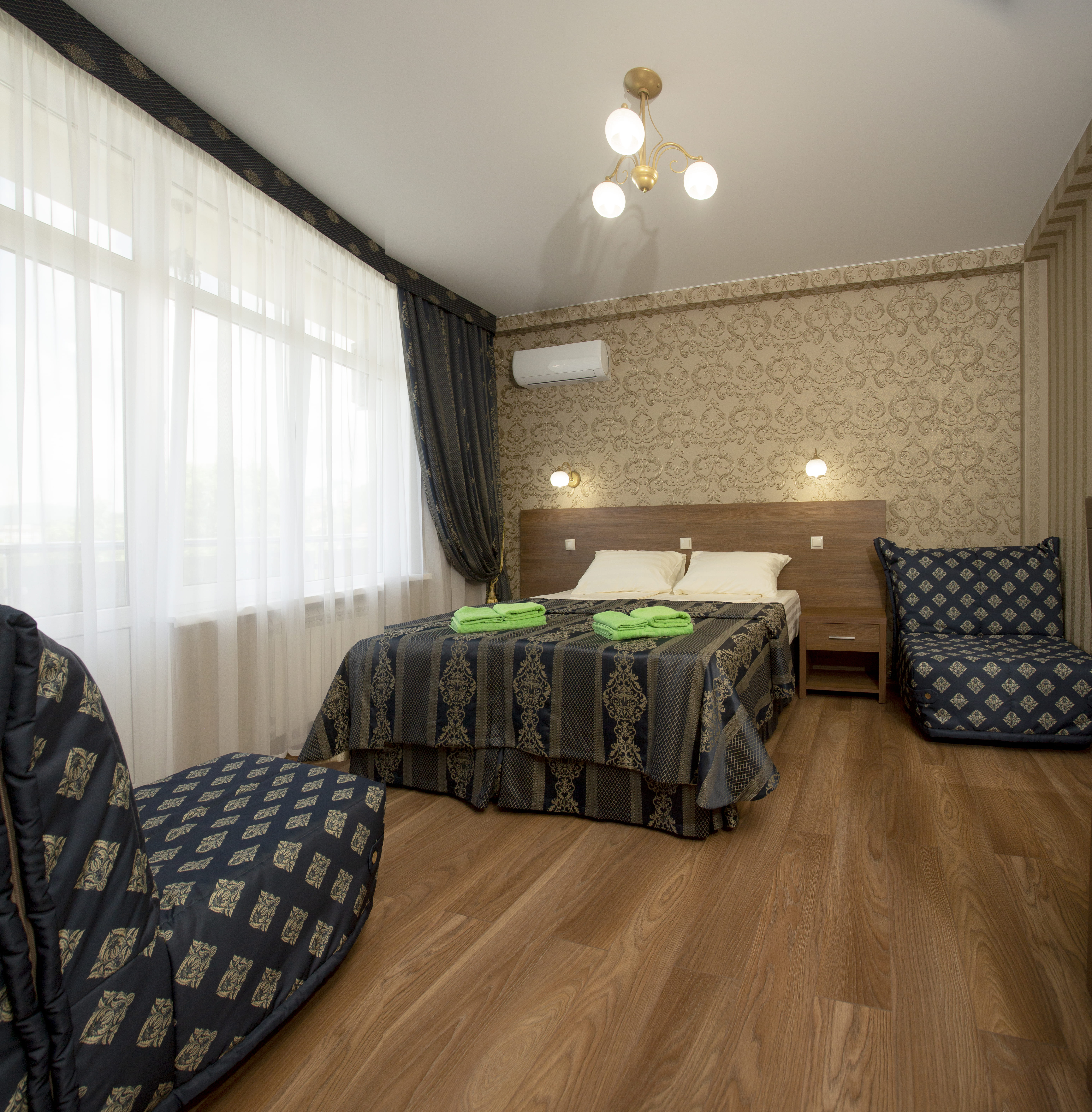 Двухместный номер с двуспальной кроватью и двумя дополнительными местами