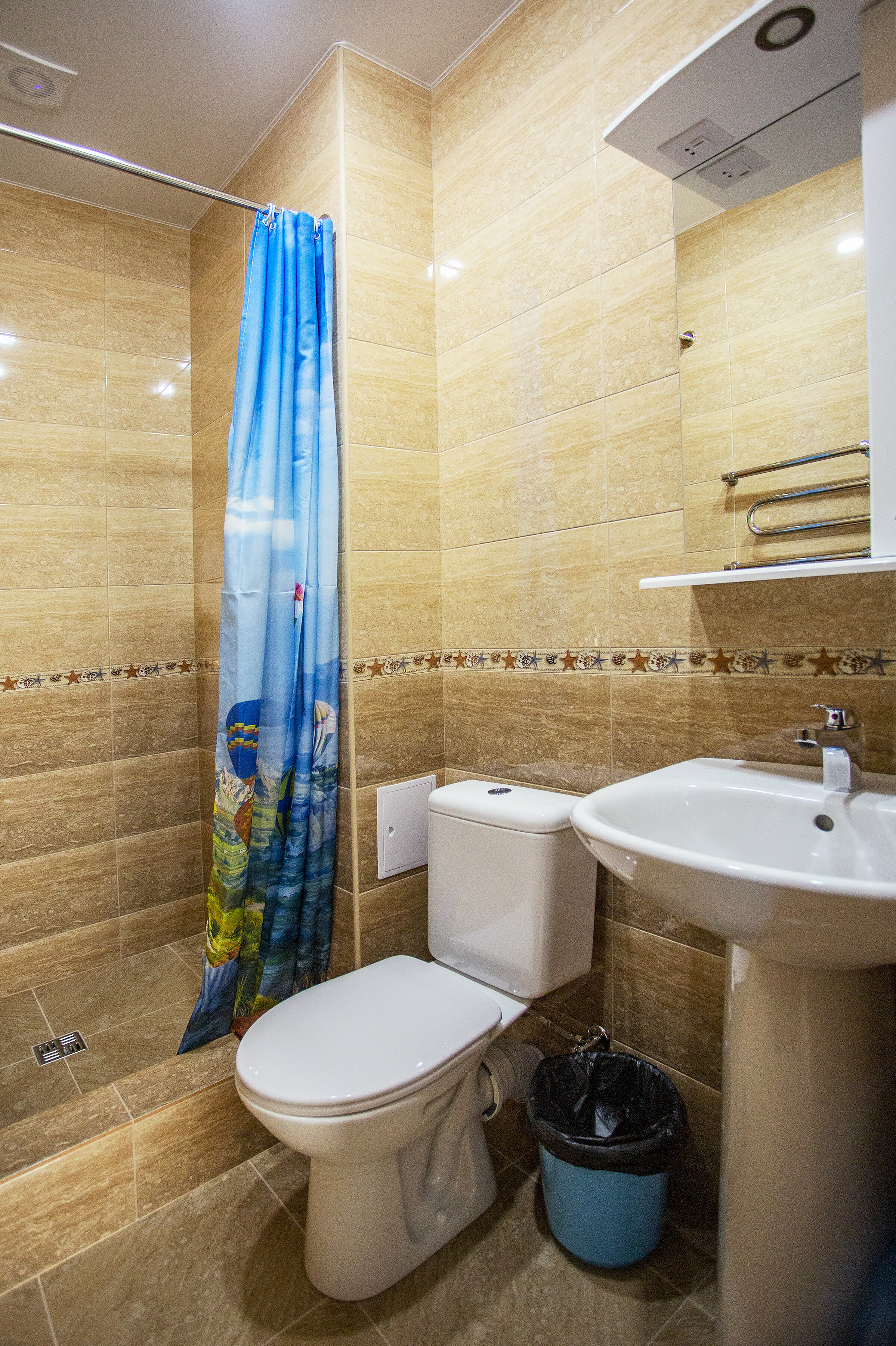 Двухместный номер с двуспальной кроватью и дополнительной кроватью