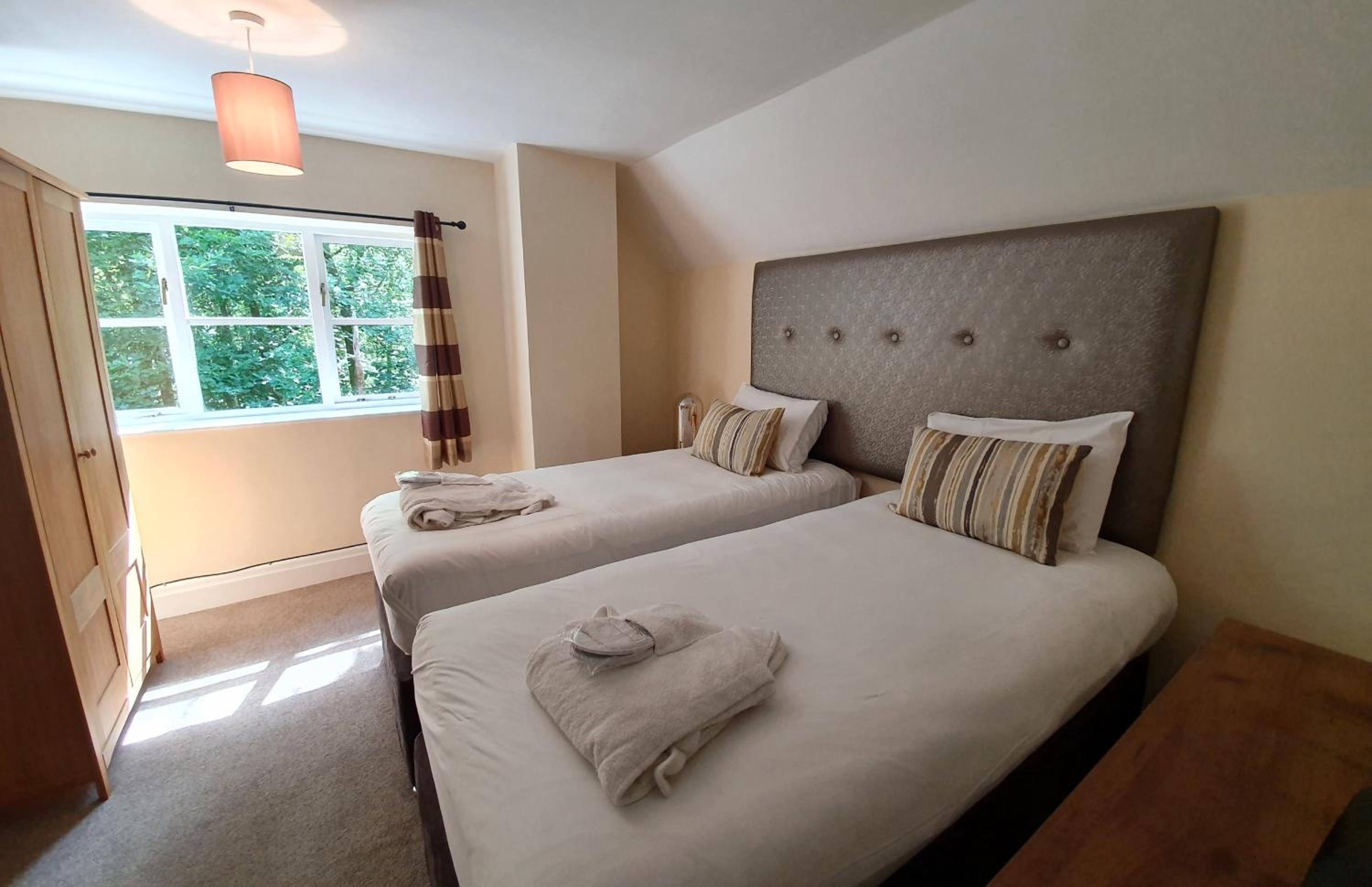 Woodland 3 bed Chalet with hot tub