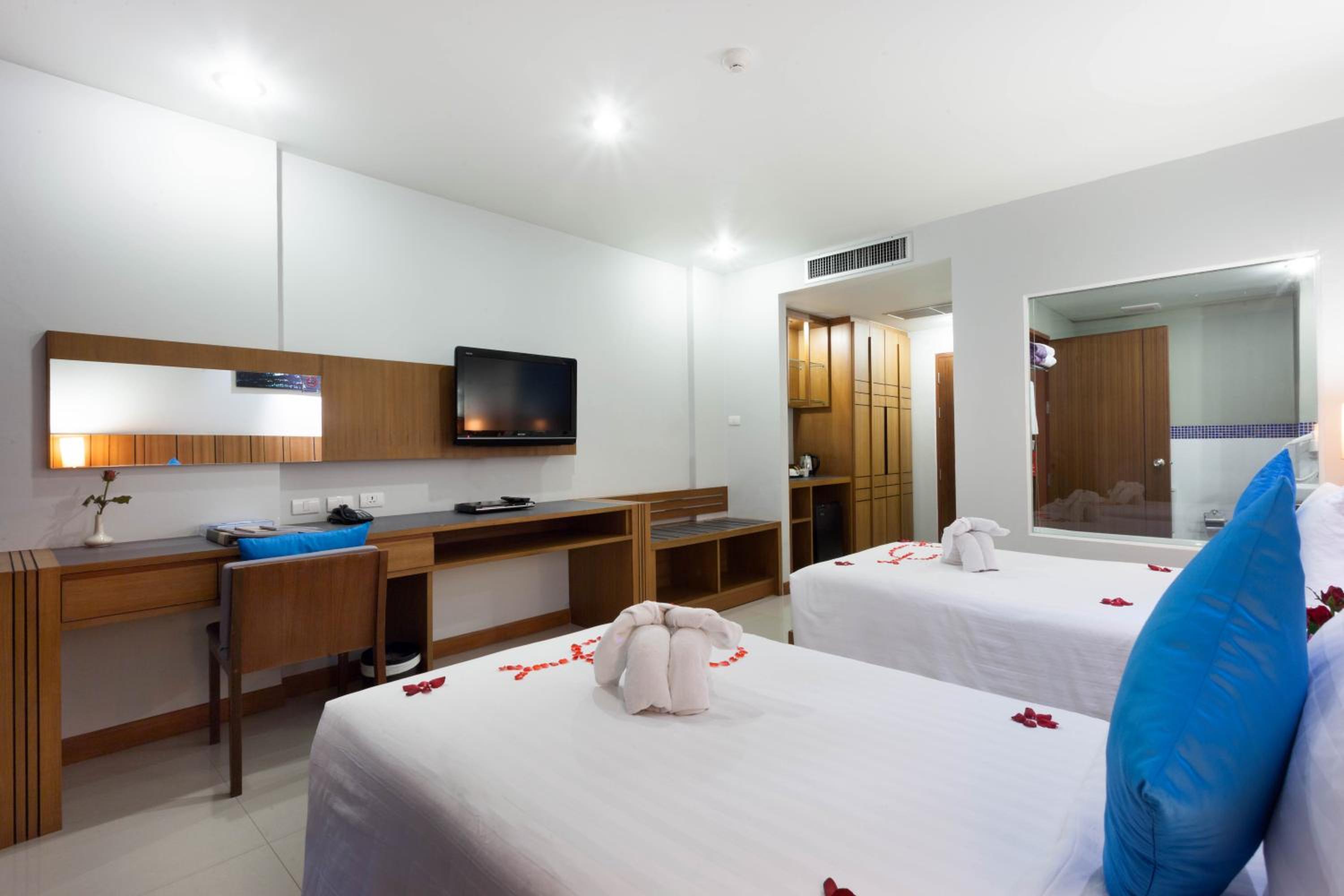 Deluxe Double or Twin Room with Pool Access