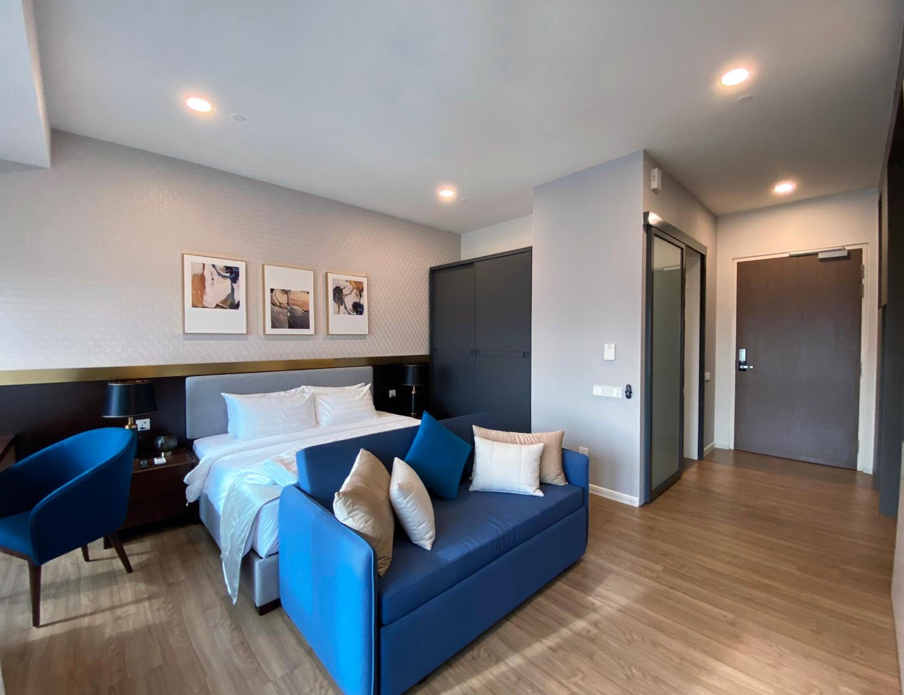 King Studio with Sofa Bed