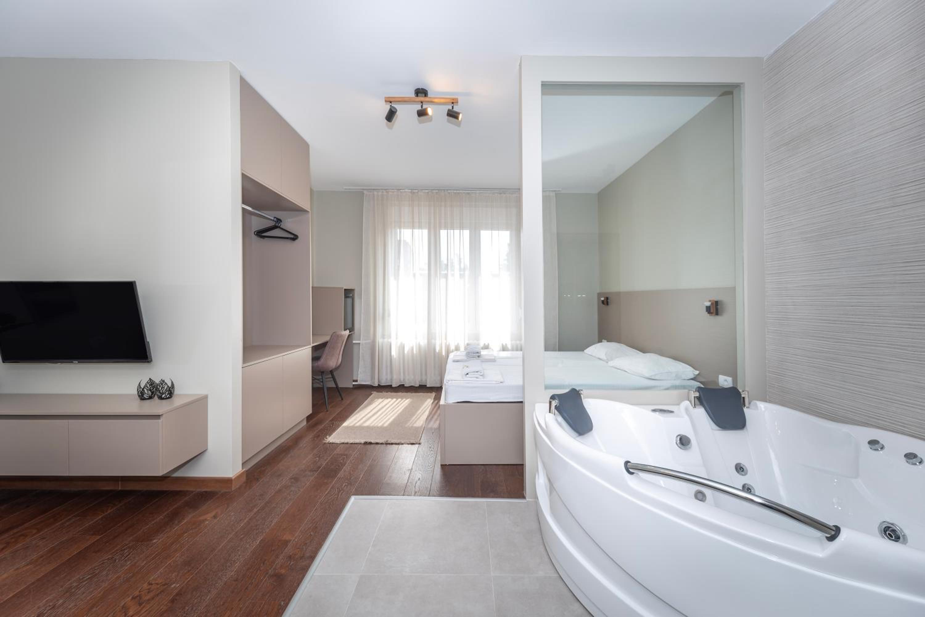 Deluxe Suite with Spa Bath