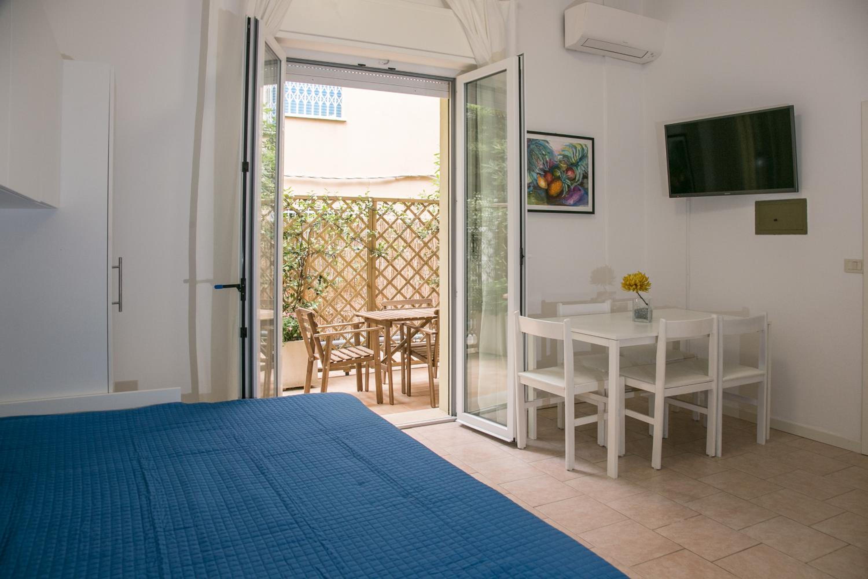 One-Bedroom Apartment with Private Patio - Ground Floor (5 Adults)