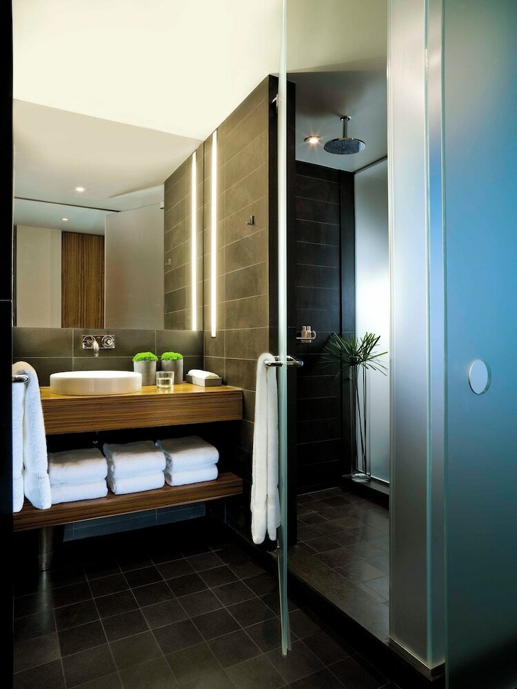 Suite, Corner (Skyline)