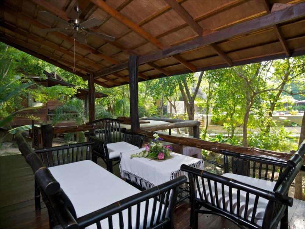 Deluxe Room, Pool View, Garden Area