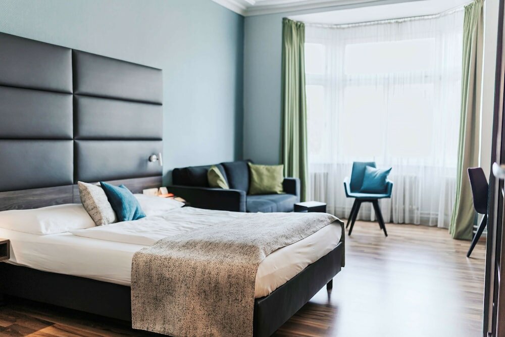 Standard Room, 1 King Bed, City View