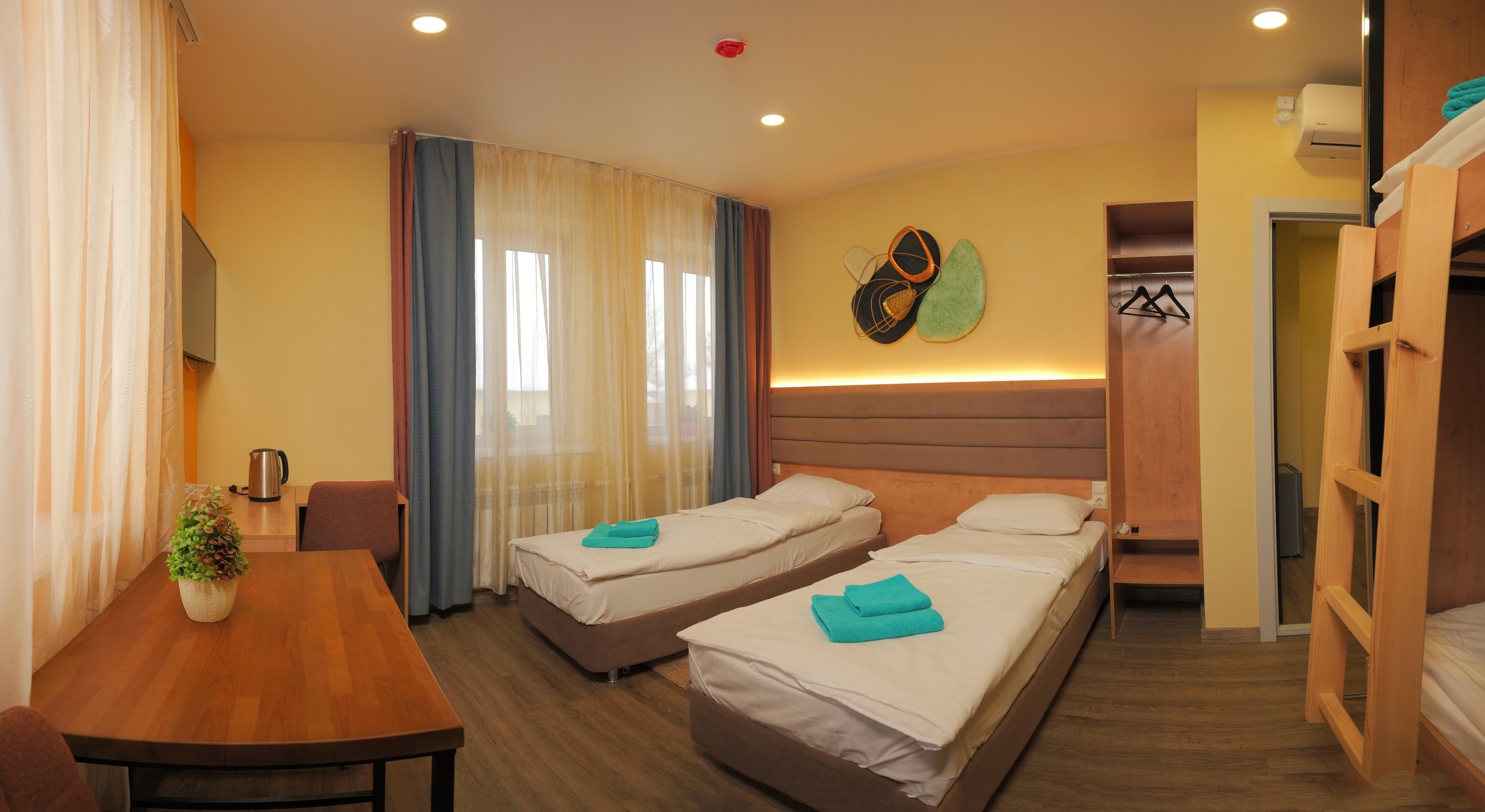 Четырехместный номер эконом-класса с общей ванной комнатой