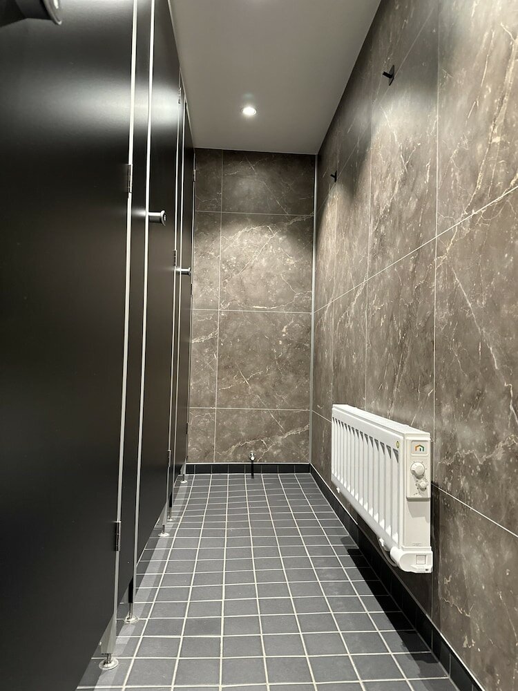 Twin bedroom with shared bathroom