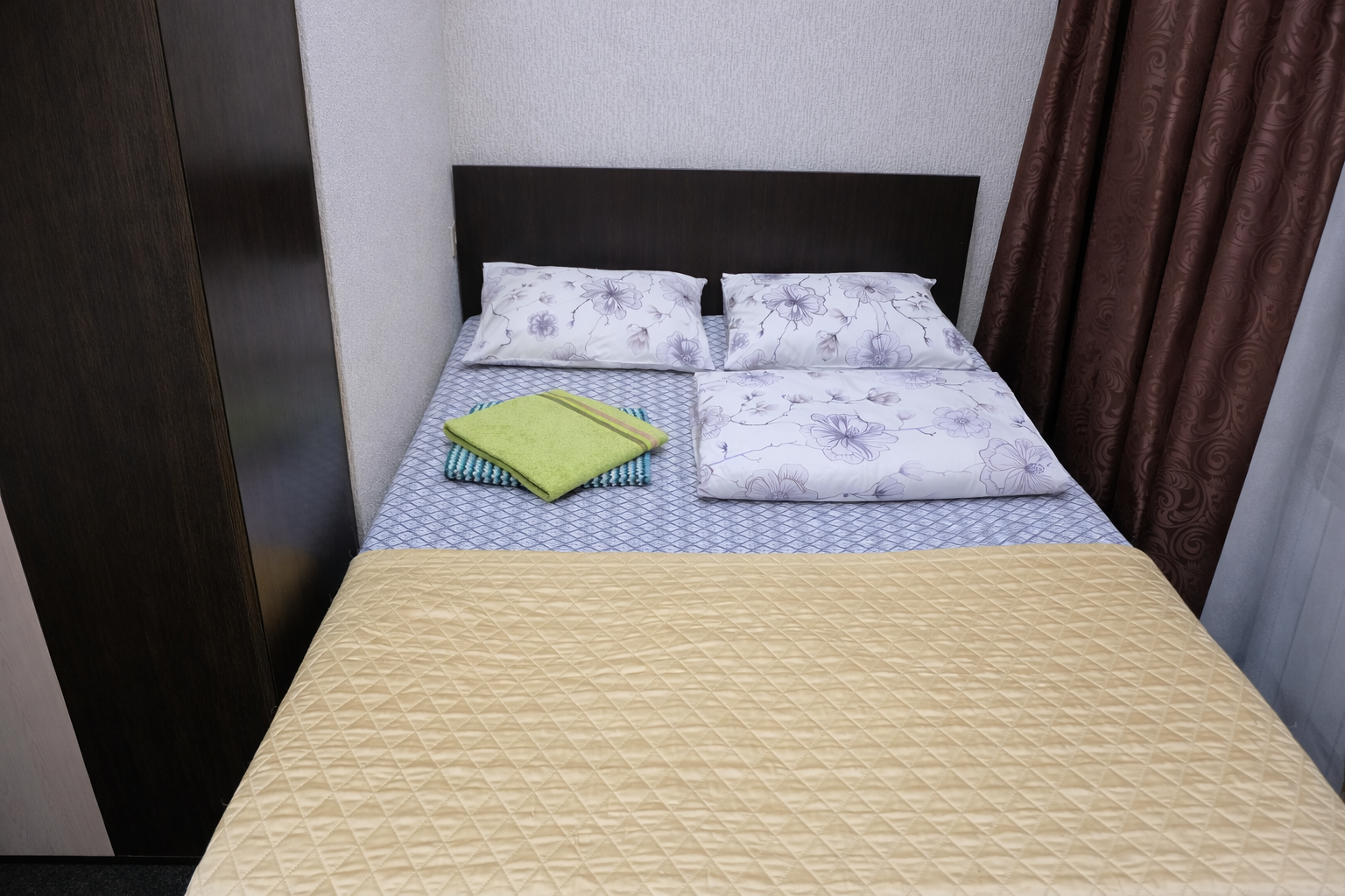 Одноместный номер (до 3 гостей). В номере: душ, туалет, двуспальная (140*190) и односпальная (90*190) кровати, смарт-замок, холодильник, свч, чайник, смарт тв, WiFi.