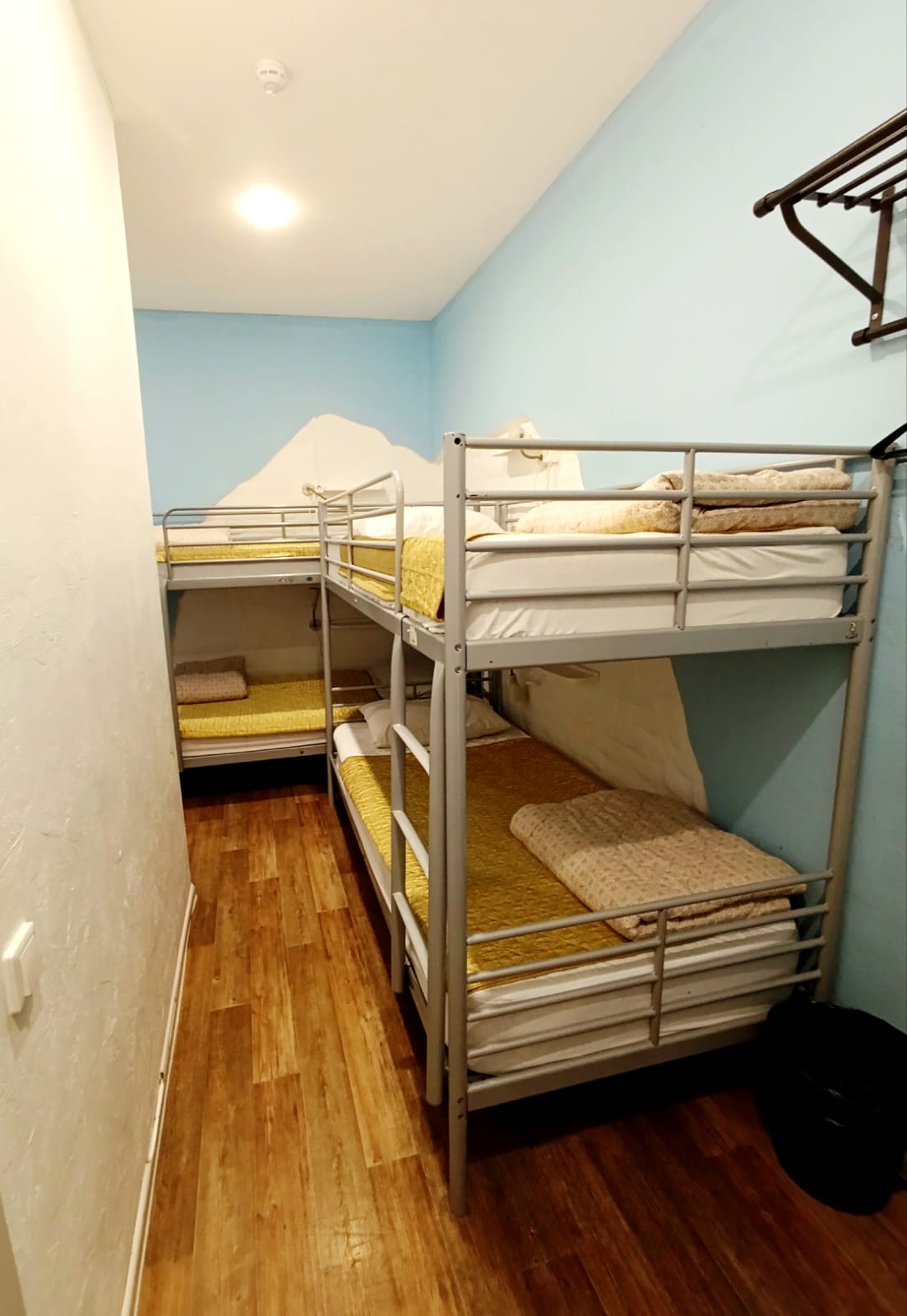 Кровать в общем номере для мужчин