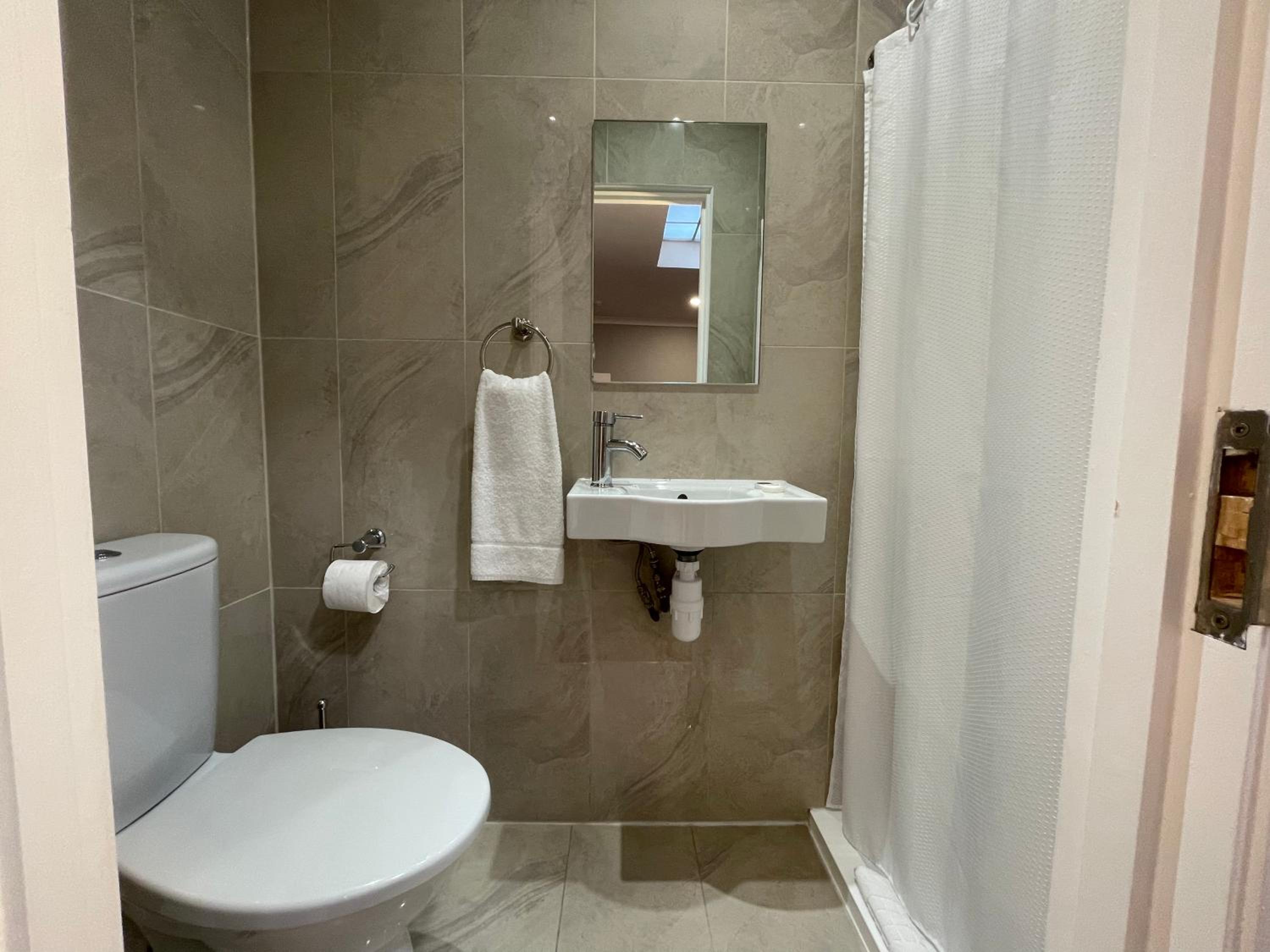 Family Room (2 Adults + 2 Children)