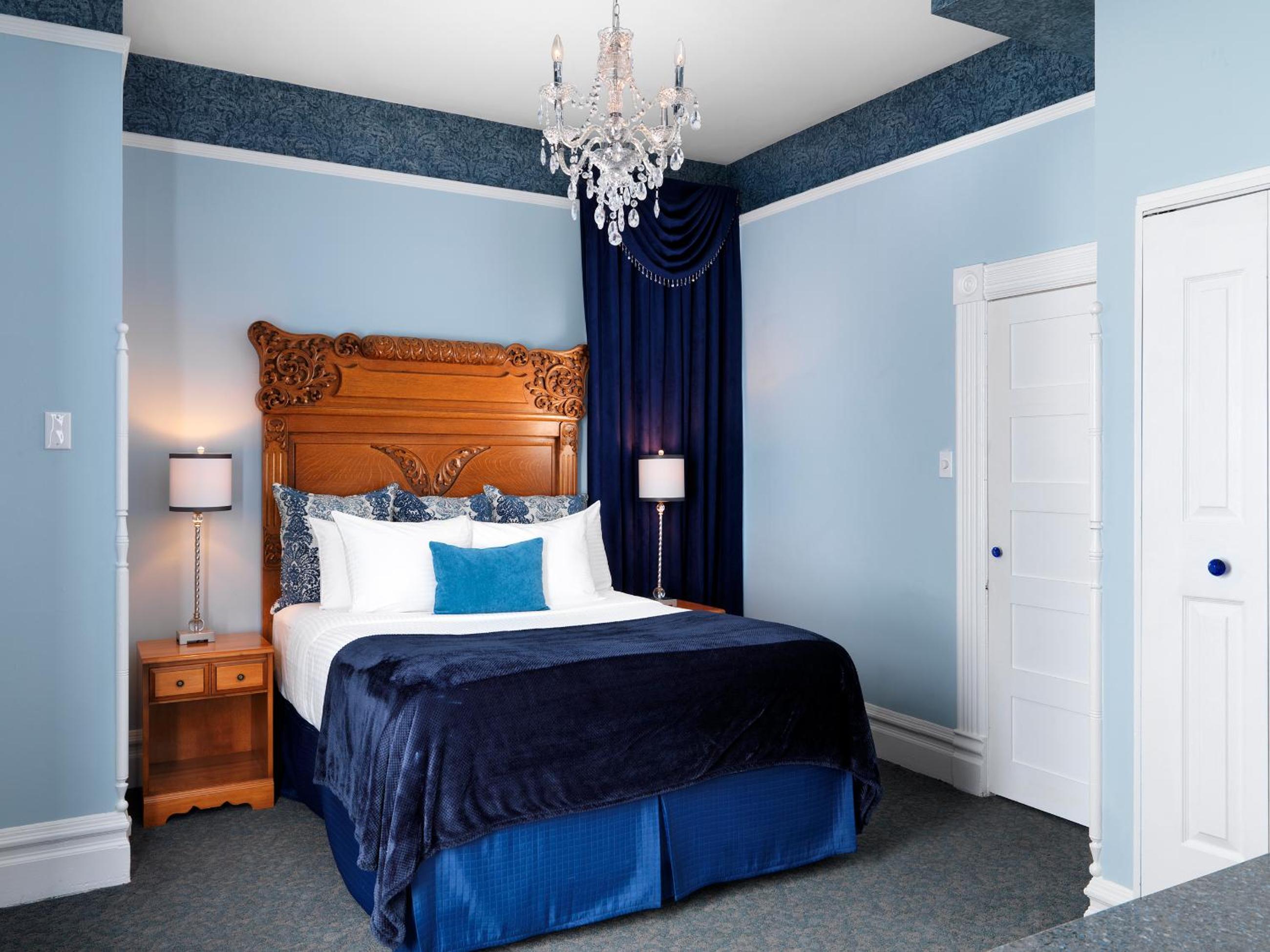 One-Bedroom Queen Suite