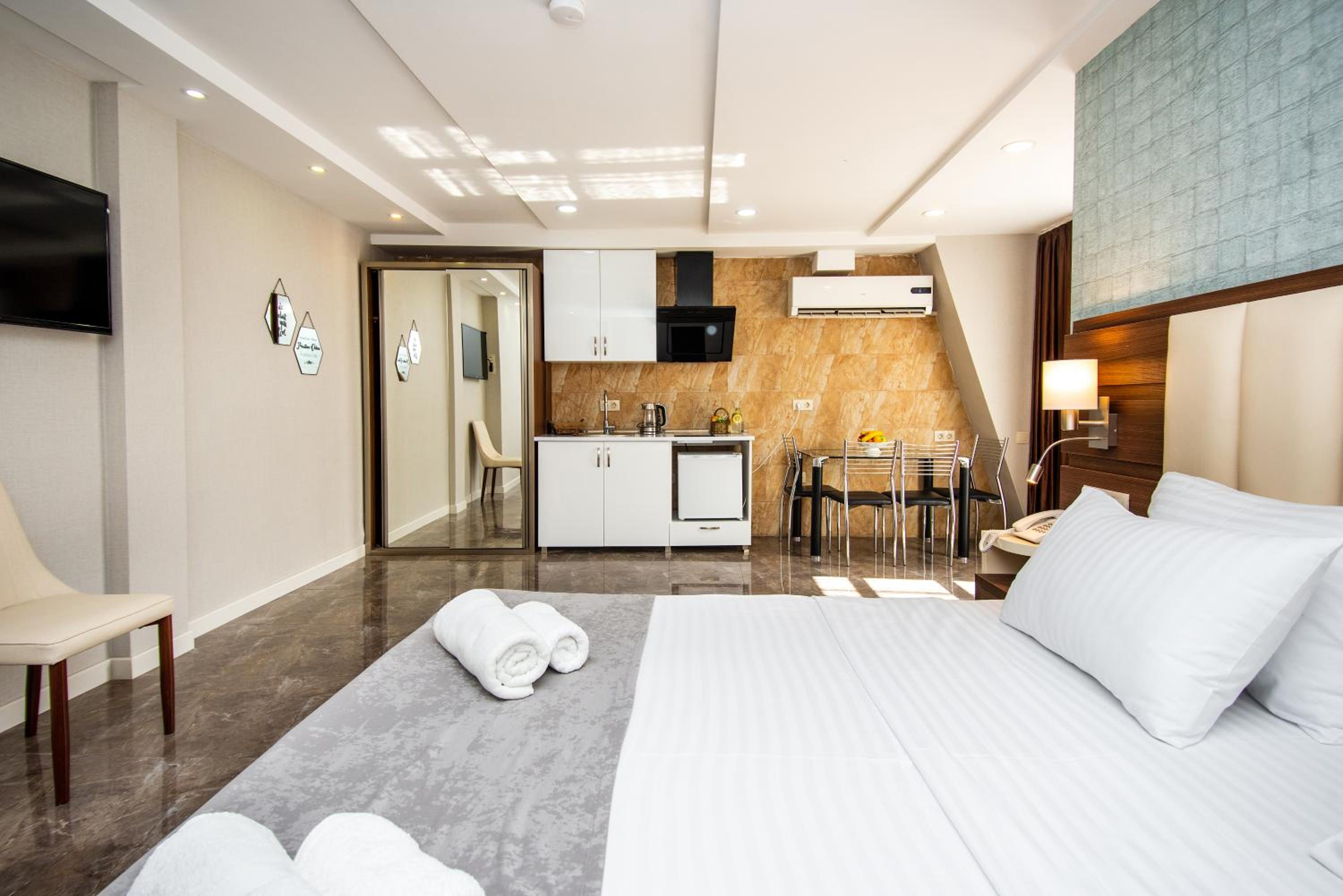 Studio Apartment with Terrace