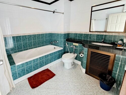 Deluxe Double Room With Bath в Thipurai City Hotel