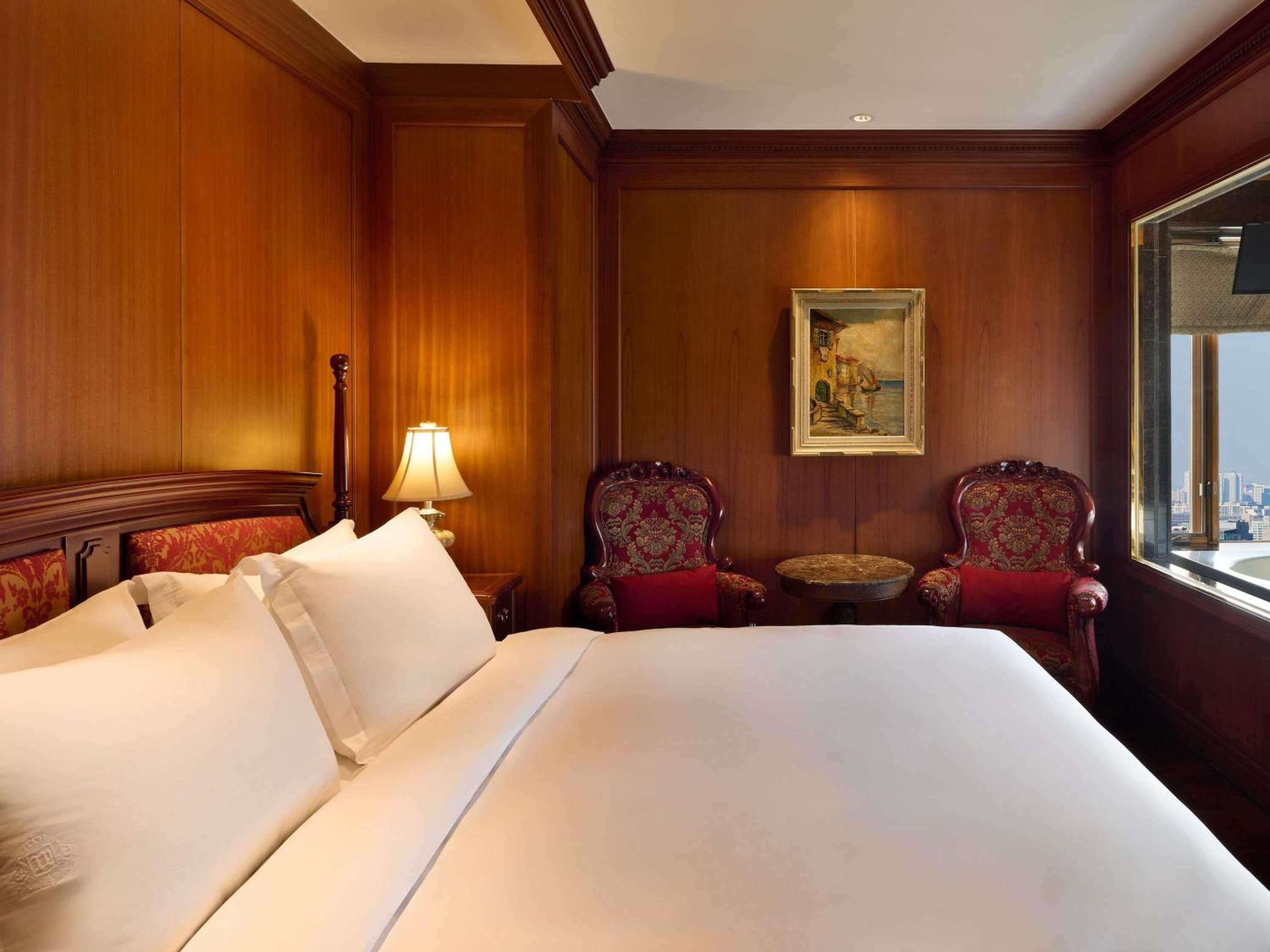 Deluxe Suite, Corner - 1 super king size bed 