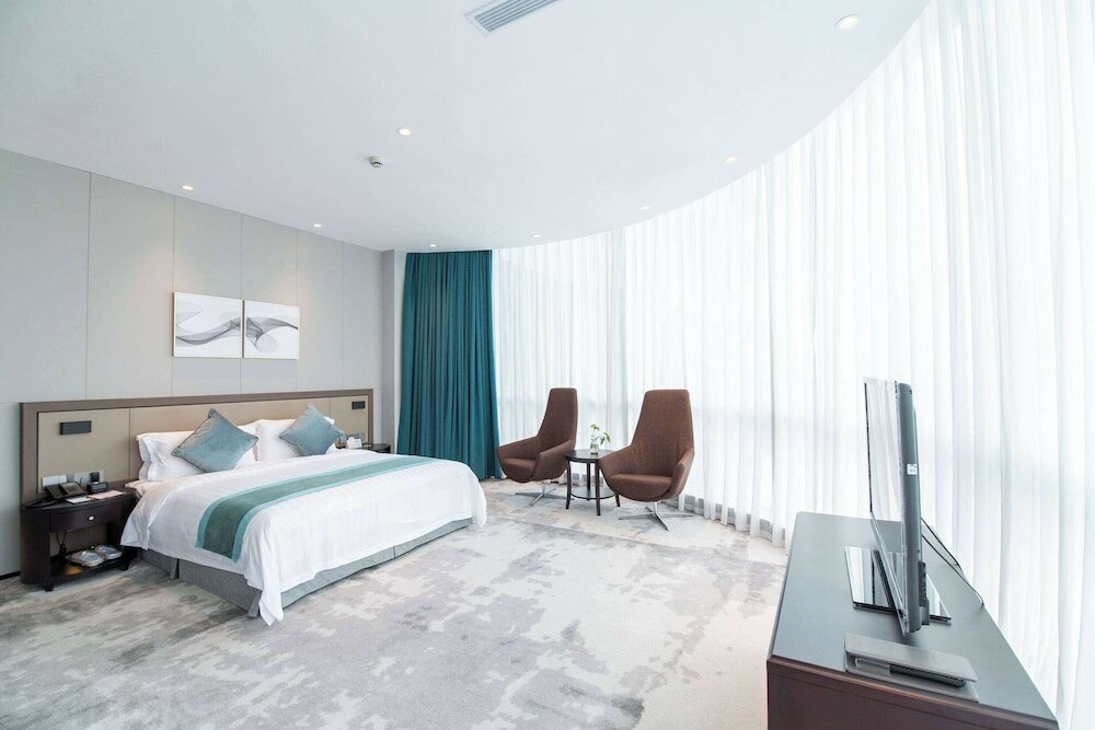 Executive Suite, 1 King Bed, Smoking