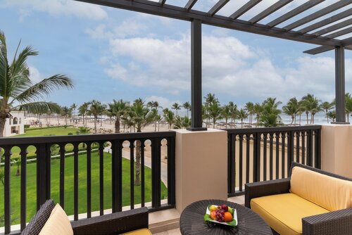 Spacious Family Ocean Room - King Bed with Aqua Park Access в Salalah Rotana Resort