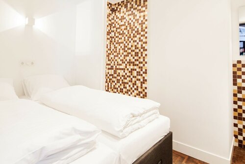 Двухместный номер с 1 двуспальной кроватью, общая ванная комната (Secret Bookcase L) в Hotel Not Hotel Amsterdam