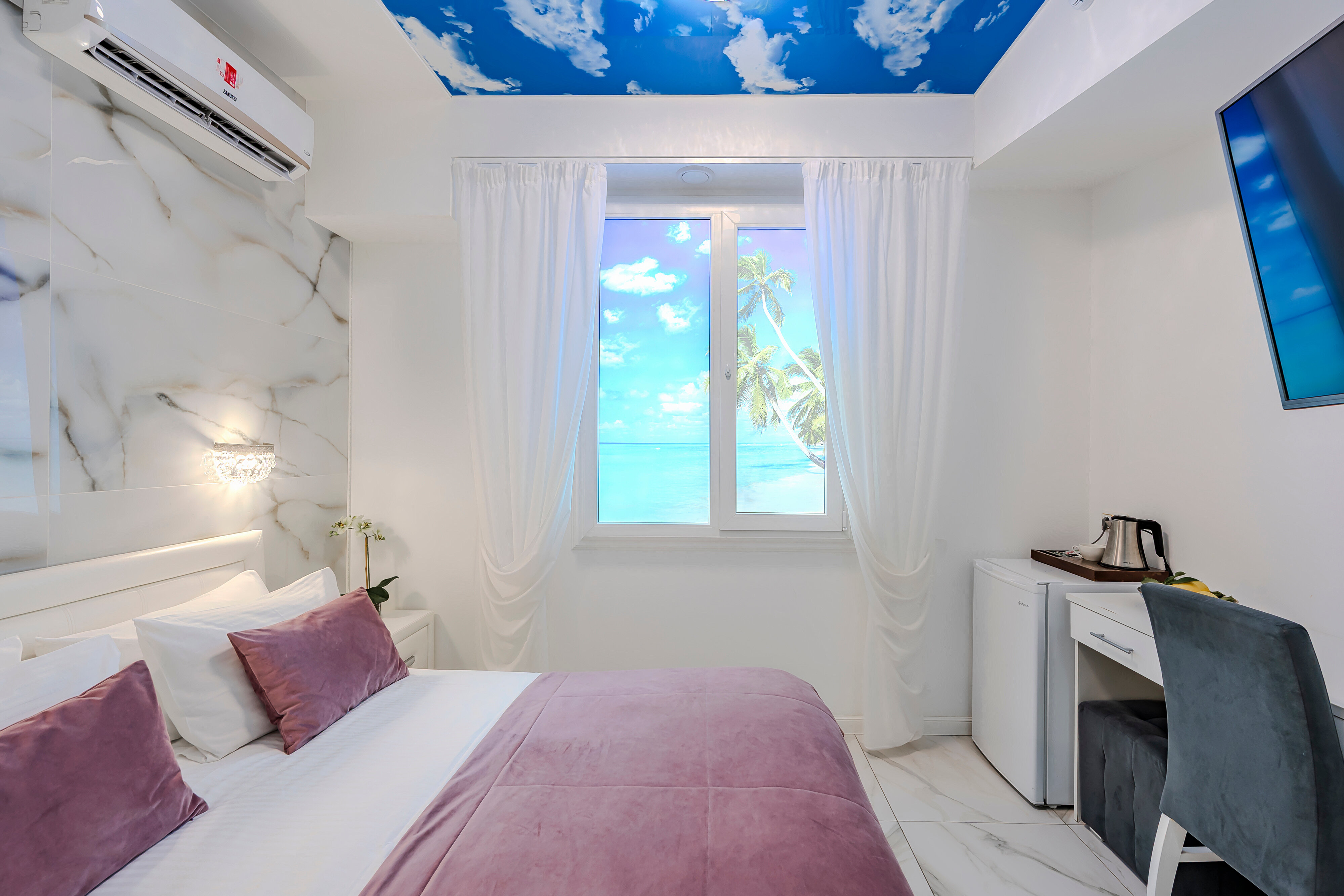 Двухместный номер эконом с имитацией окна