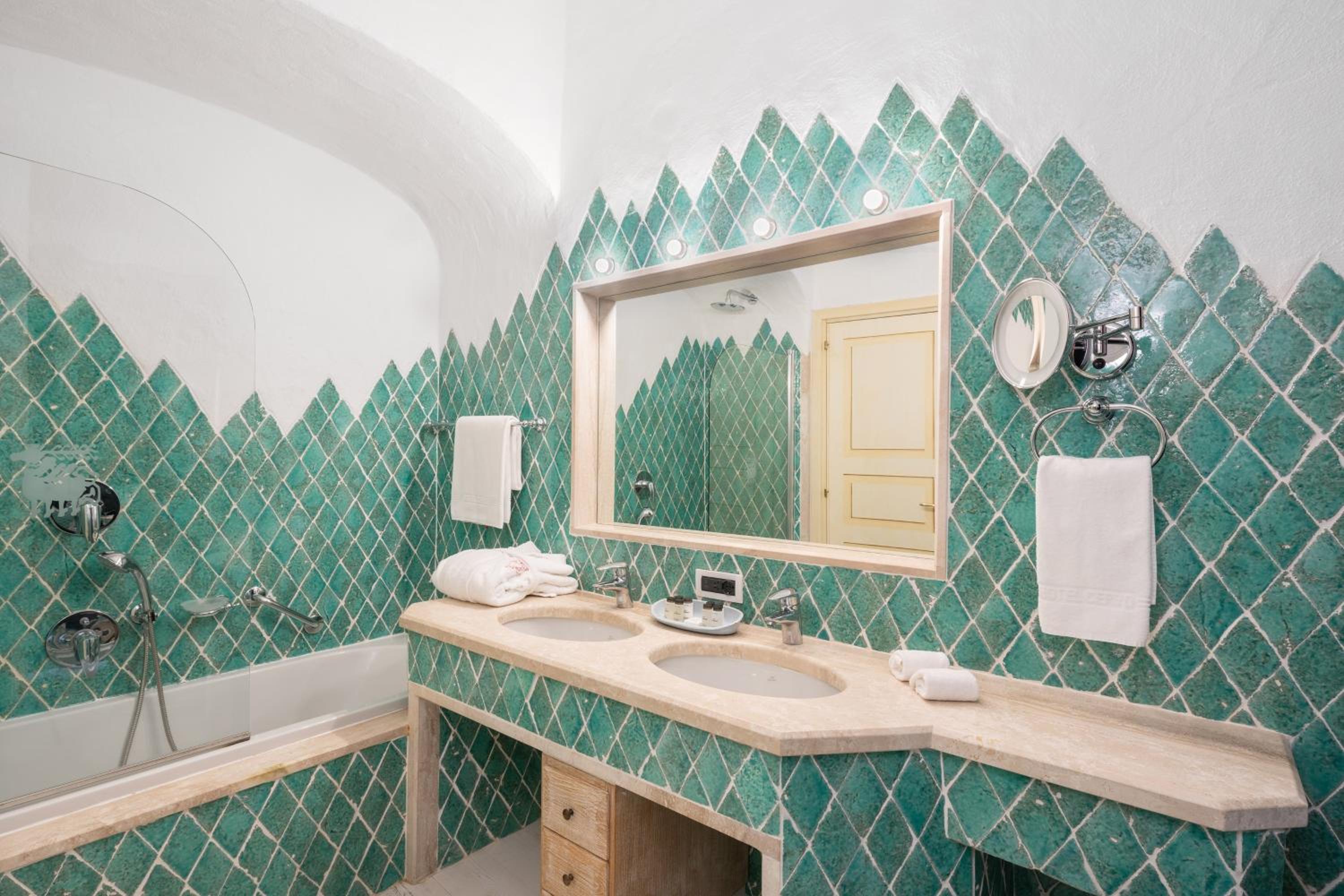 Deluxe Pool, king size bed, pool view, terrace