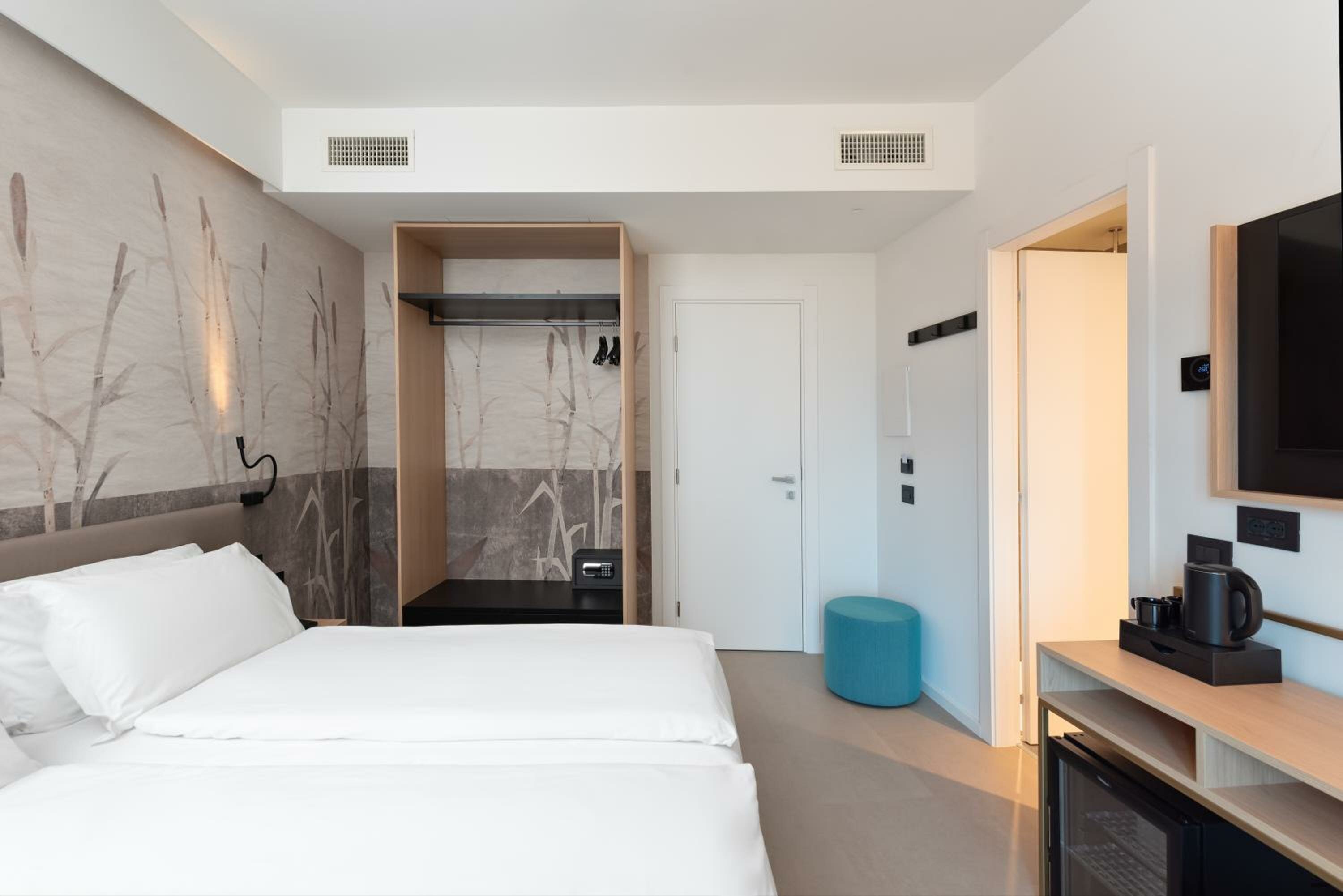 Deluxe Double or Twin Room with Lake View