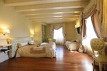 Трехместный номер в Suite Hotel Santa Chiara