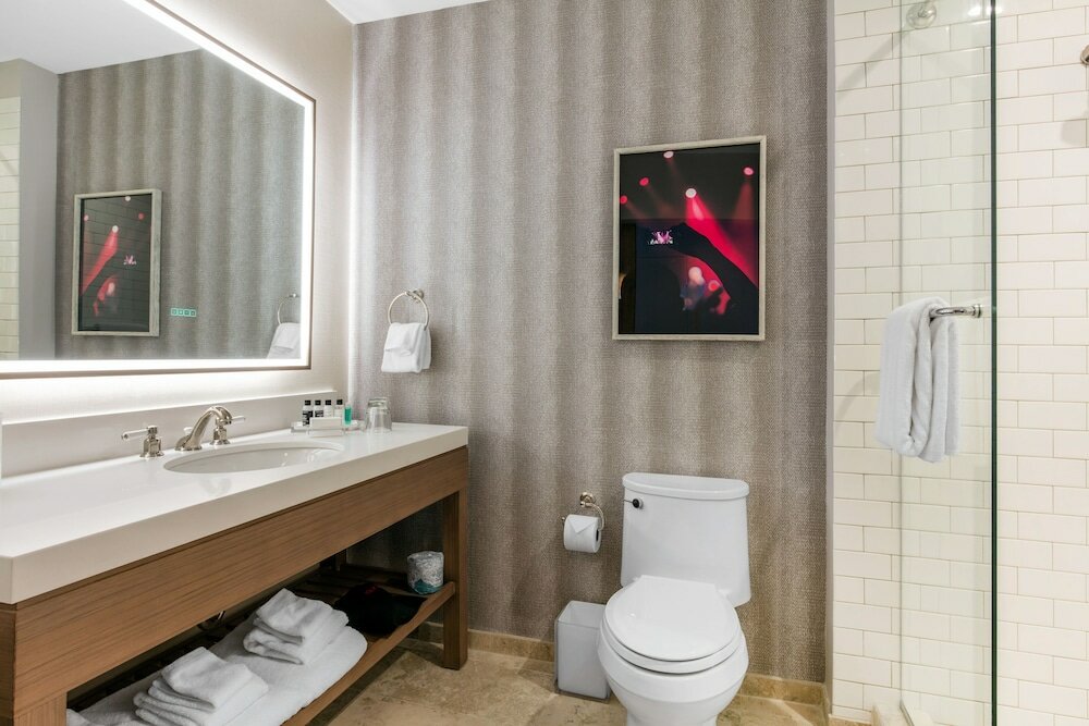 Deluxe Room, 1 King Bed, Accessible, Non Smoking (Corner, Roll-In Shower)