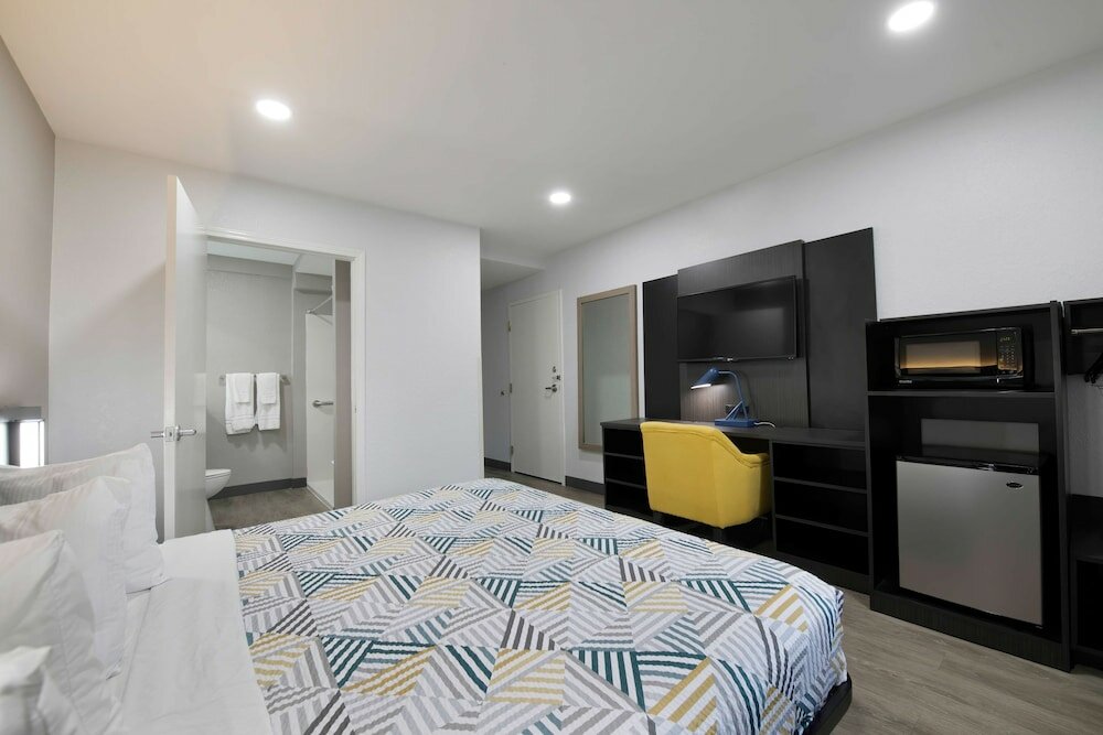 Standard Suite, 1 King Bed, Accessible, Non Smoking
