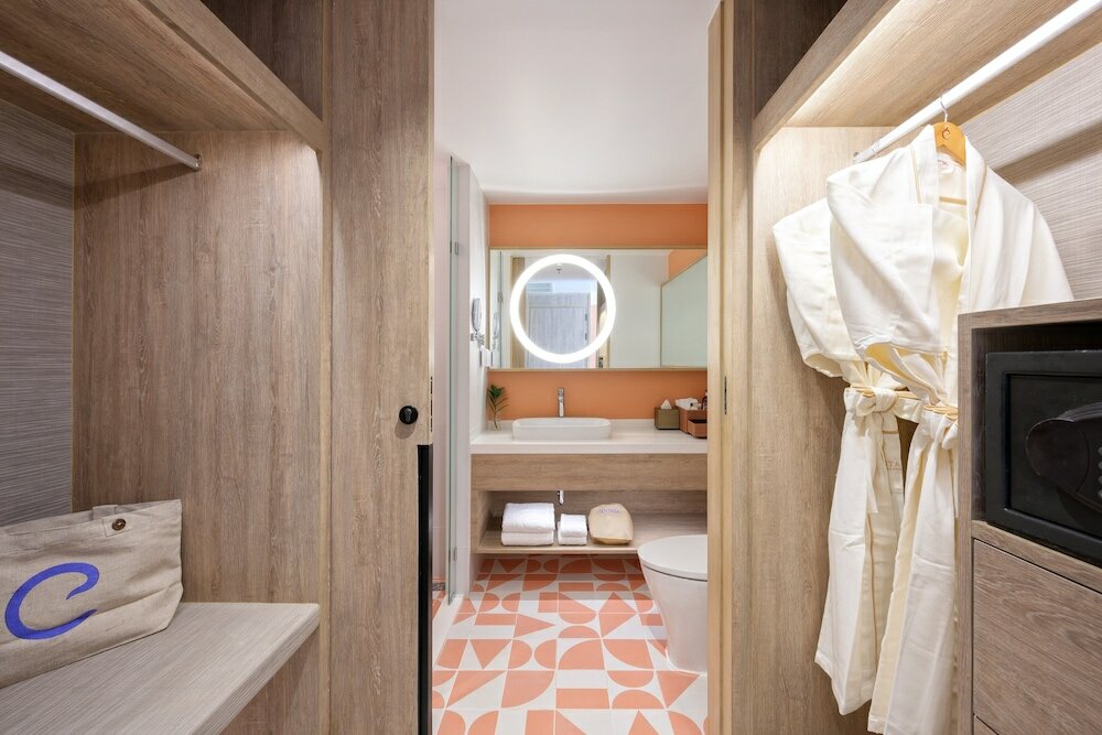 Deluxe Room, 1 King Bed, Pool View