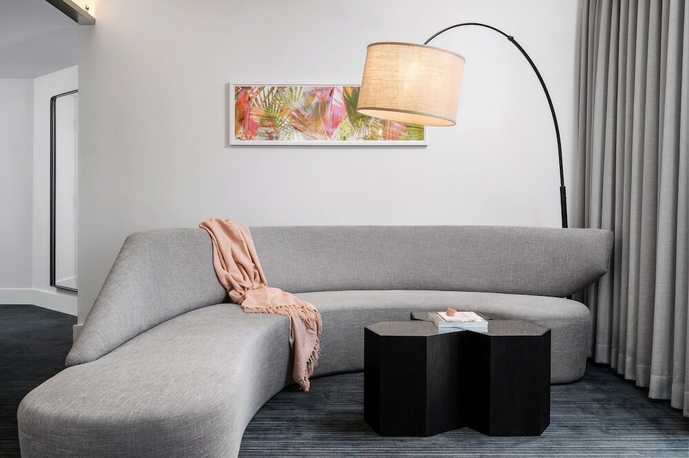 Suite (Ave.)