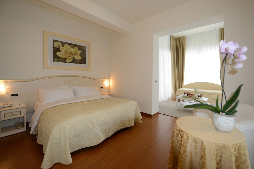 Suite, Balcony