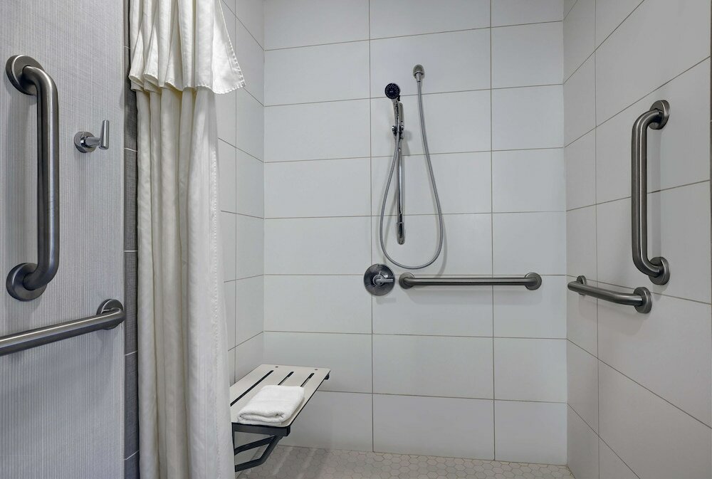Suite, 1 King Bed, Accessible