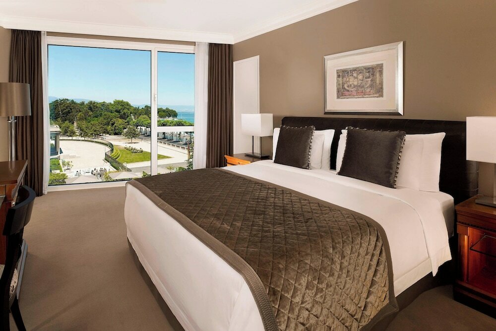 Junior Suite, 1 King Bed, Lake View