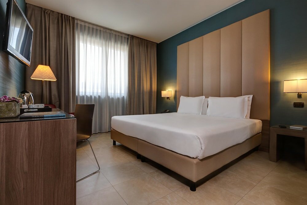 Triple Room (1 king bed and 1 single)