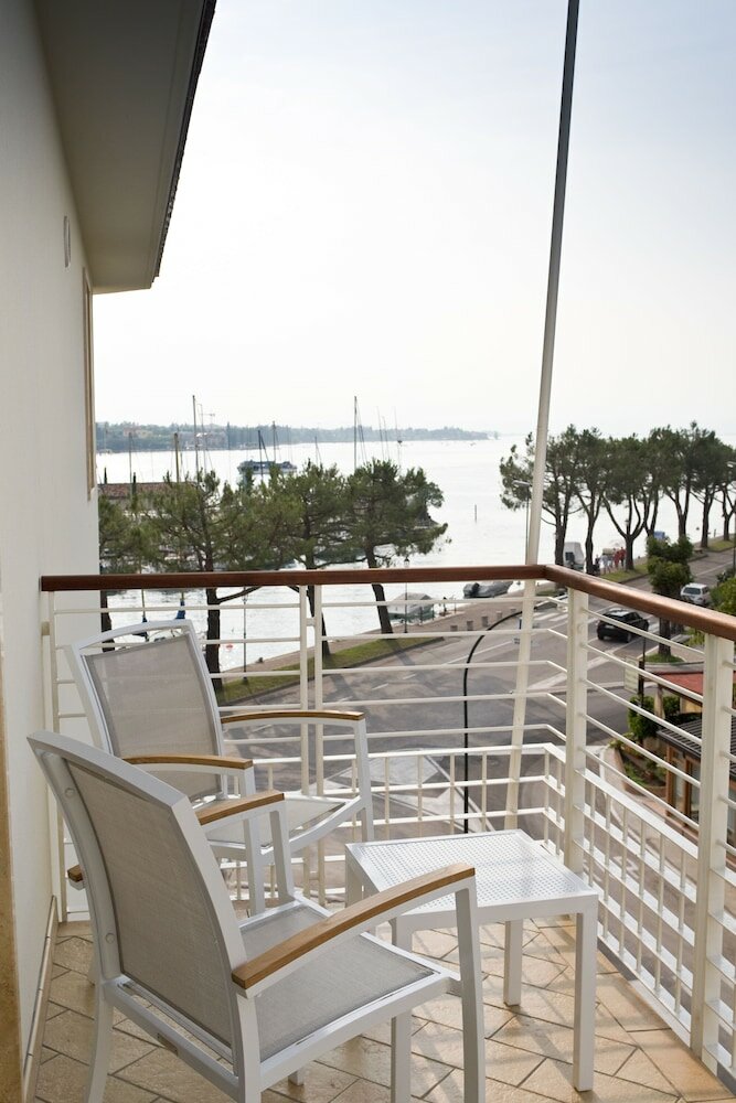 Comfort Room with balcony