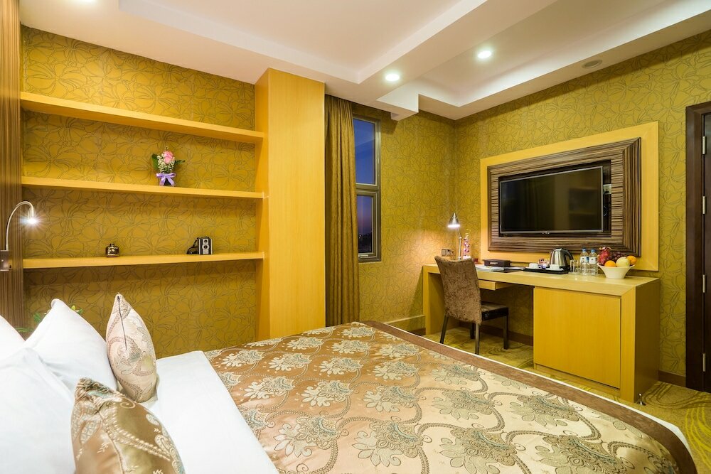 Deluxe Room, 1 Queen Bed, Non Smoking, City View