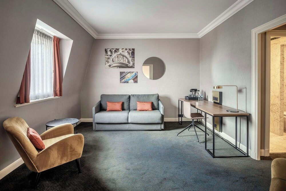 Junior Suite, 1 King Bed, Club Lounge Access