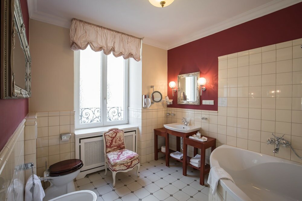 Suite, City View